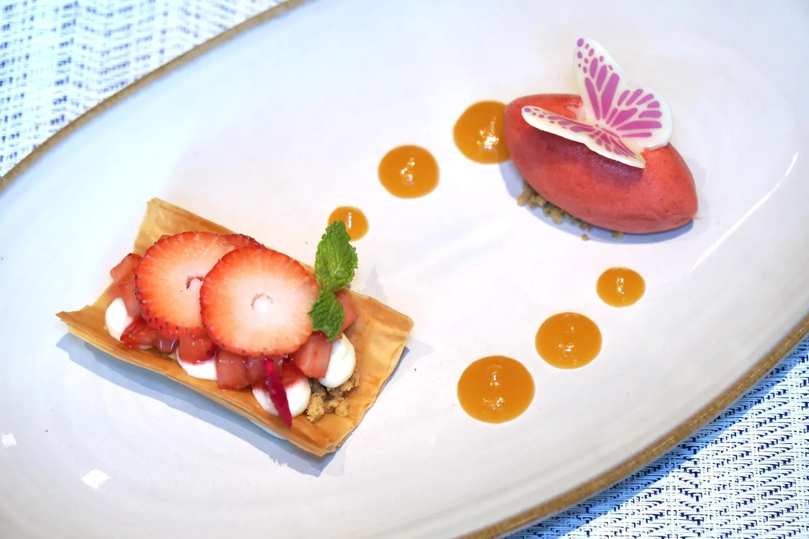 Strawberry Tart (290++) Pistachio and apricot sablé, mascarpone orange blossom cream, strawberry sorbet, apricot sauce สุดท้ายคือทาร์ตสตรอว์เบอรี่ที่ทำออกมาในรูปแบบที่แตกต่างออกไปจากปกติ แป้งทาร์ตทำจากถั่วพิสตาชิโอ้และแอปริคอตกรอบใช้ได้ ด้านบนเป็นสตรอว์เบอรี่ฝานบางๆให้รสเปรี้ยวหวานพอเหมาะ มีองค์ประกอบของครัมเบิ้ลกรอบ ครีมมันคาโปเน่หอมมัน เจลสีส้มทำจากแอปริคอต ทานกับซอเบท์สตรอว์เบอร์รี่และไวท์ช็อกโกแลตรูปผีเสื้อน่ารักมากๆ (13/20)