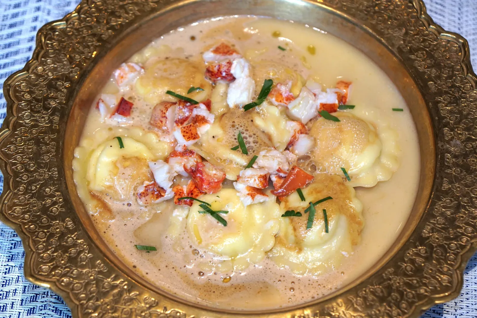 Ravioli Lobster (650++) Homemade ravioli filled with saffron and ricotta cheese, lobster ragout and bisque เมนูแนะนำของทางร้านที่เรามองว่าเข้าถึงได้ค่อนข้างง่ายคือ “ราวิโอลี” เสิร์ฟมาในพานสีทองดูแปลกไม่เหมือนใคร แป้งราวิโอลีสุกเกินระดับอัลเดนเต้ไปมากจนเรียกได้ว่าค่อนข้างนิ่ม ด้านในสอดไส้รีคอตต้าชีส เนื้อล็อบสเตอร์ที่ให้มาสุกกำลังดี ซอสด้านนอกมีส่วนผสมของบิสก์หรือซอสข้นกับล็อบสเตอร์รากู อย่างไรก็ตามรสชาติของตัวซอสก็ไม่ได้เข้มข้นเท่าไหร่นัก (12/20)