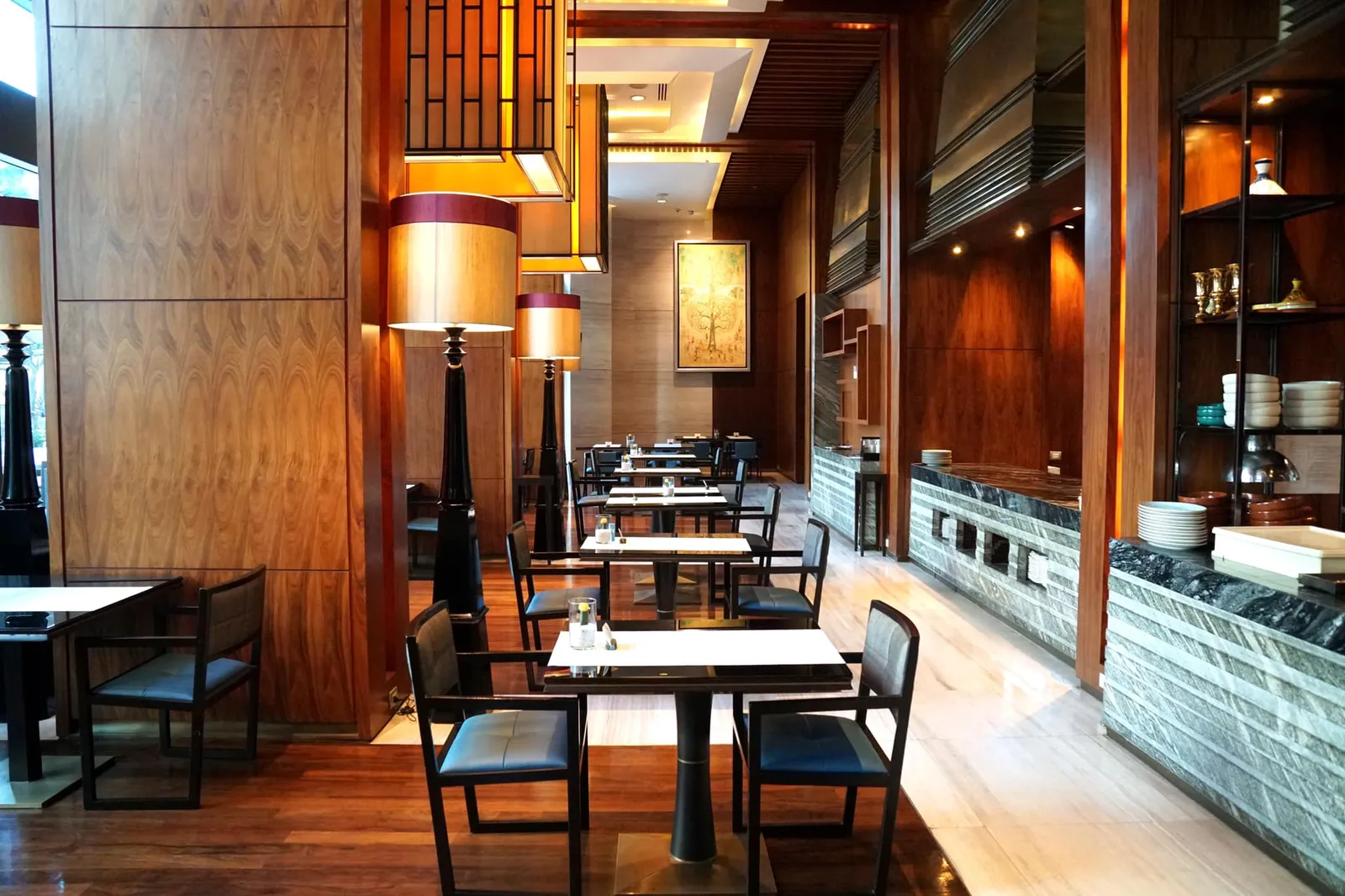 ALATi เป็นห้องอาหารสไตล์ Casual Dining ที่ตั้งอยู่ชั้นเดียวกับล็อบบี้ของโรงแรม Siam Kempinski Bangkok