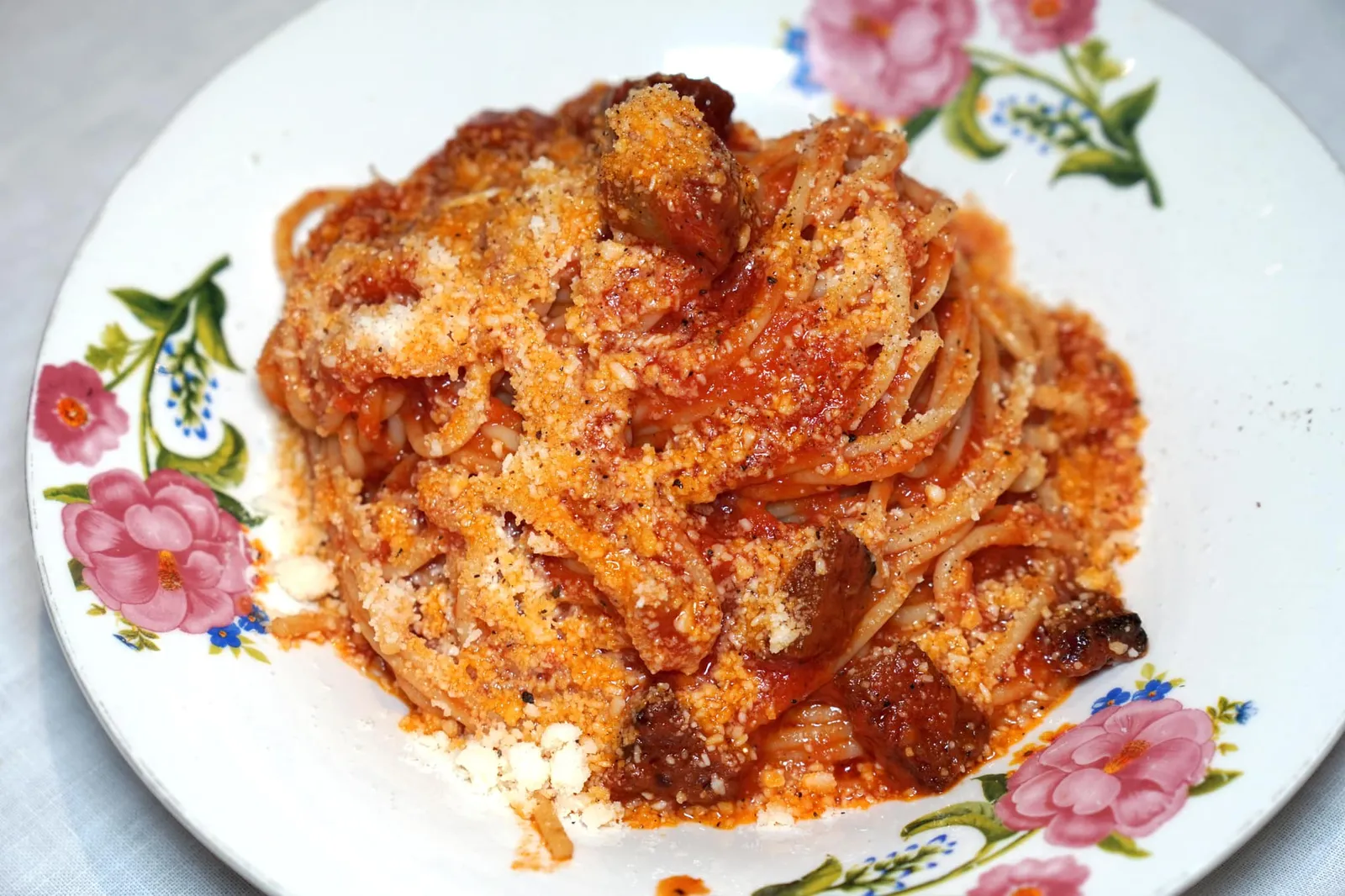 Spaghetti Amatriciana (390++) Tomato, cured pork cheek and pecorino เริ่มต้นพาสต้าจานแรกด้วยเมนูคลาสสิค เส้นสปาเก็ตตี้เสิร์ฟมากับซอส “อมาตริชาน่า” หรือซอสมะเขือเทศที่ความสุกแบบอัลเด้นเต้พอดิบพอดี ทานแล้วจะได้ความแตกต่างทางเนื้อสัมผัสกับแก้มหมูหมักกรอบ ๆ และความหอมครีมมี่ของชีสเปอโคริโน่ที่โรยมาจนล้นจาน (12/20)