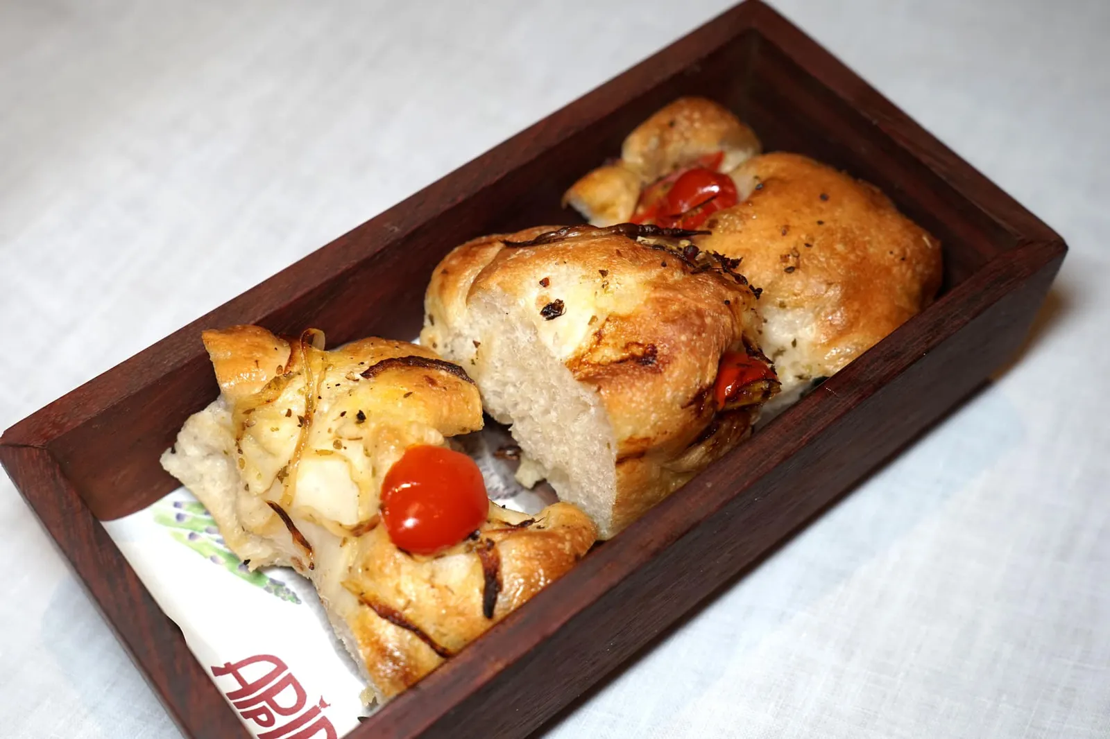 Focaccia ระหว่างรออาหารหนักงานจะนำ ”โฟกัชช่า” นุ่ม ๆ มาเสิร์ฟให้ทานกันก่อน กัดเข้าไปจะพบกับขนมปังนุ่ม ๆ และมะเขือเทศเชอร์รี่แห้งเพิ่มความอุมา และกลิ่นหอมเบา ๆ จากหอมใหญ่