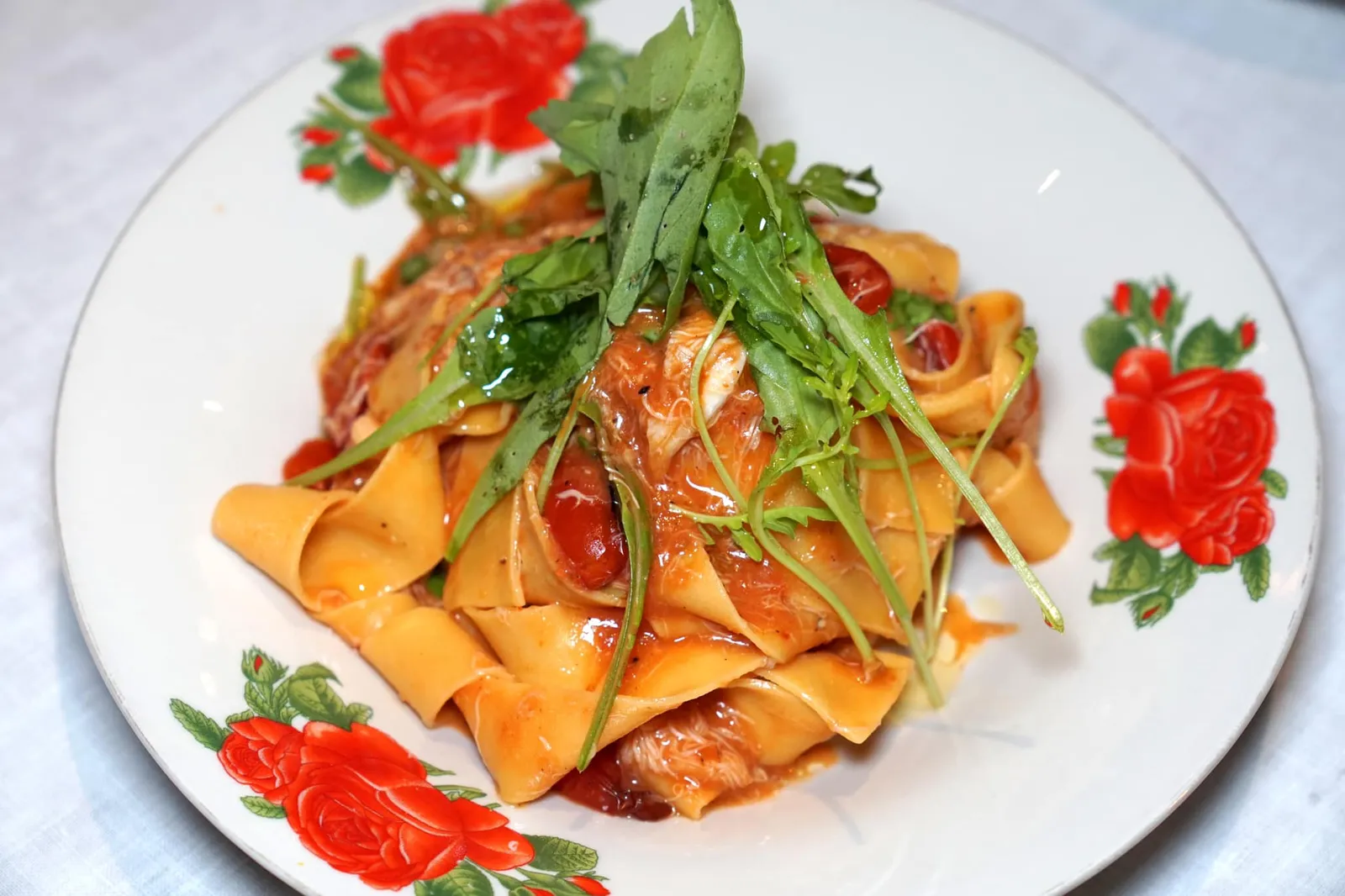 Pappardelle with Crab (550++) Roasted cherry tomatoes, rocket พาสต้าจานสุดท้ายคือเส้น “ปับปาเดลเล่” โฮมเมดที่เชฟใส่เนื้อปูลงไปจนล้น ทานกับมะเขือเทศเชอร์รี่เผาหอม ๆ เข้ากันกับกลิ่นของเนื้อปูแต่ยังคงความฉ่ำเอาไว้ได้อย่างดี (12/20)