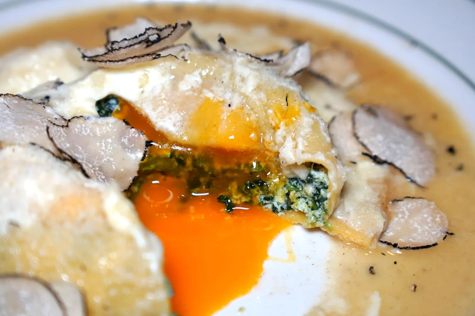 The Appia Raviolo (720++) Truffle egg yolk, ricotta, parmesan fondue ตัดออกมาจะพบไข่แดงไหลเยิ้มออกมา น่าทานสุด ๆ (12/20)