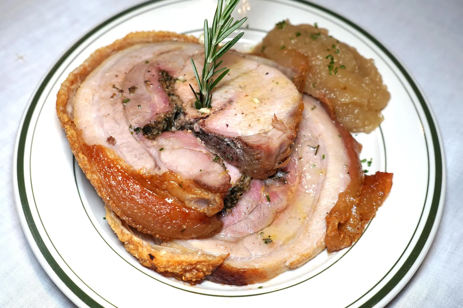 Porchetta Like in Rome (700++) Roast pork, fennel pollen, apple compote อีกหนึ่งเมนูขึ้นชื่อของร้านแอพเพียคือ “พอเชตต้า” หรือส่วนท้องของหมู สำหรับจานใหญ่จะเสิร์ฟมา 2 ชิ้นด้วยกัน เนื้อหมูสุกพอดี มีกลิ่นหอมจากผงเฟนเนล กระเทียม และโรสแมรี่เด่นชัด หนังด้านนอกกรอบใช้ได้ ทานกับแอปเปิ้ลกอมโปตรสชาติหวานที่เสิร์ฟมาคู่กัน (12/20)