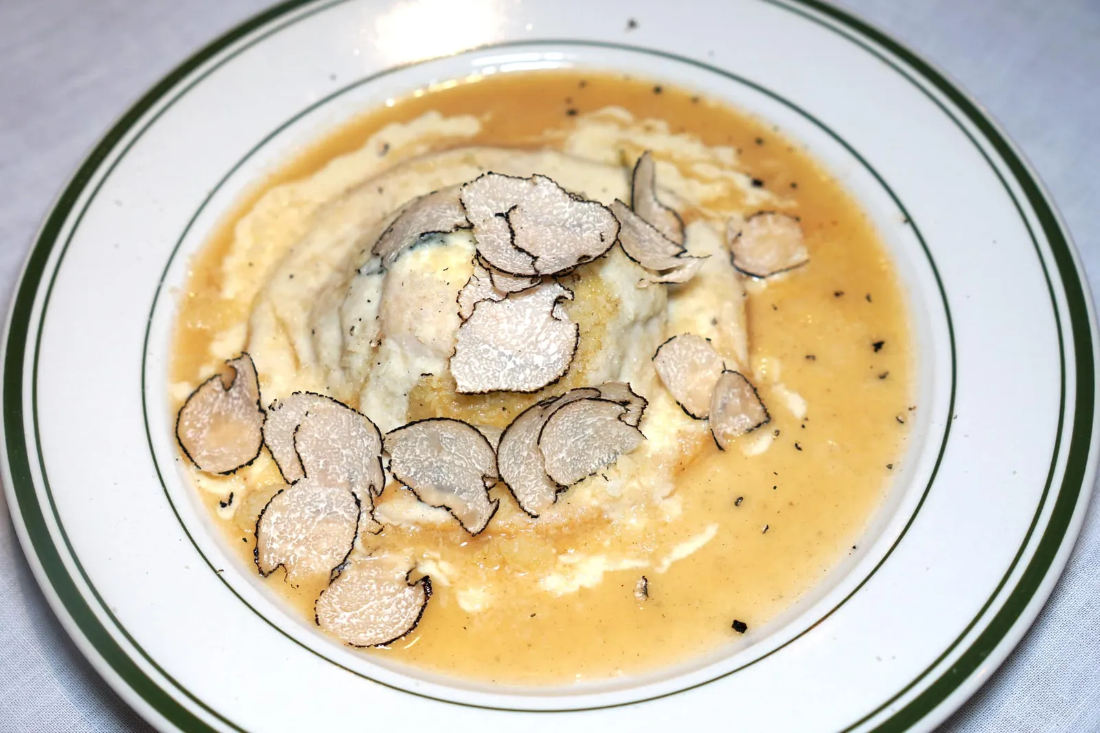 The Appia Raviolo (720++) Truffle egg yolk, ricotta, parmesan fondue ถัดมาคือราวิโอโล่ชิ้นโตที่เชฟนำไปปรุงโดยใส่บราวบัตเตอร์ลงไปด้วย ด้านในสอดไส้ผักโขมและไข่แดงเยิ้ม ๆ ทานกับซอสพาเมซานที่ทำออกมาเป็นฟองดู ด้านบนสไลด์ด้วยเห็ดทรัฟเฟิลสด อร่อยตามมาตรฐานพาสต้าโฮมเมดชั้นดี (12/20)