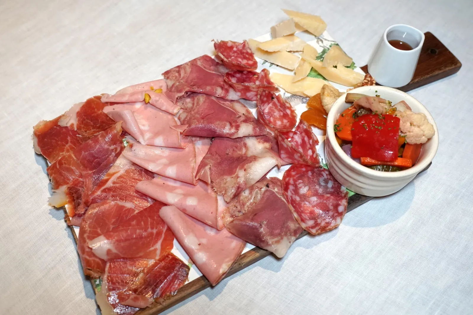 Cold Cuts (600++) A selection of artisan cold cuts made by hand by the Cocchia family in Viterbo ขอแนะนำ “โคลคัทส์” เสิ์ฟมาบนเทสติ้งบอร์ดขนาดใหญ่ ทางร้านการันตีว่าทุกชิ้นตัดด้วยมือจากครอบครัว Cocchia ในเมือง Viterbo ทางตะวันตกเฉียงเหนือของกรุงโรม มีทั้ง Parma Ham, Mortadella, Coppa di Testa และ Salami Milano ส่วนฝั่งชีสประกอบไปด้วย Pecirino และ Parmisan จะทานกับน้ำผึ้งหรือทานเปล่า ๆ ก็อร่อยช่วยกระตุ้นน้ำย่อยได้เป็นอย่างดี (13/20)