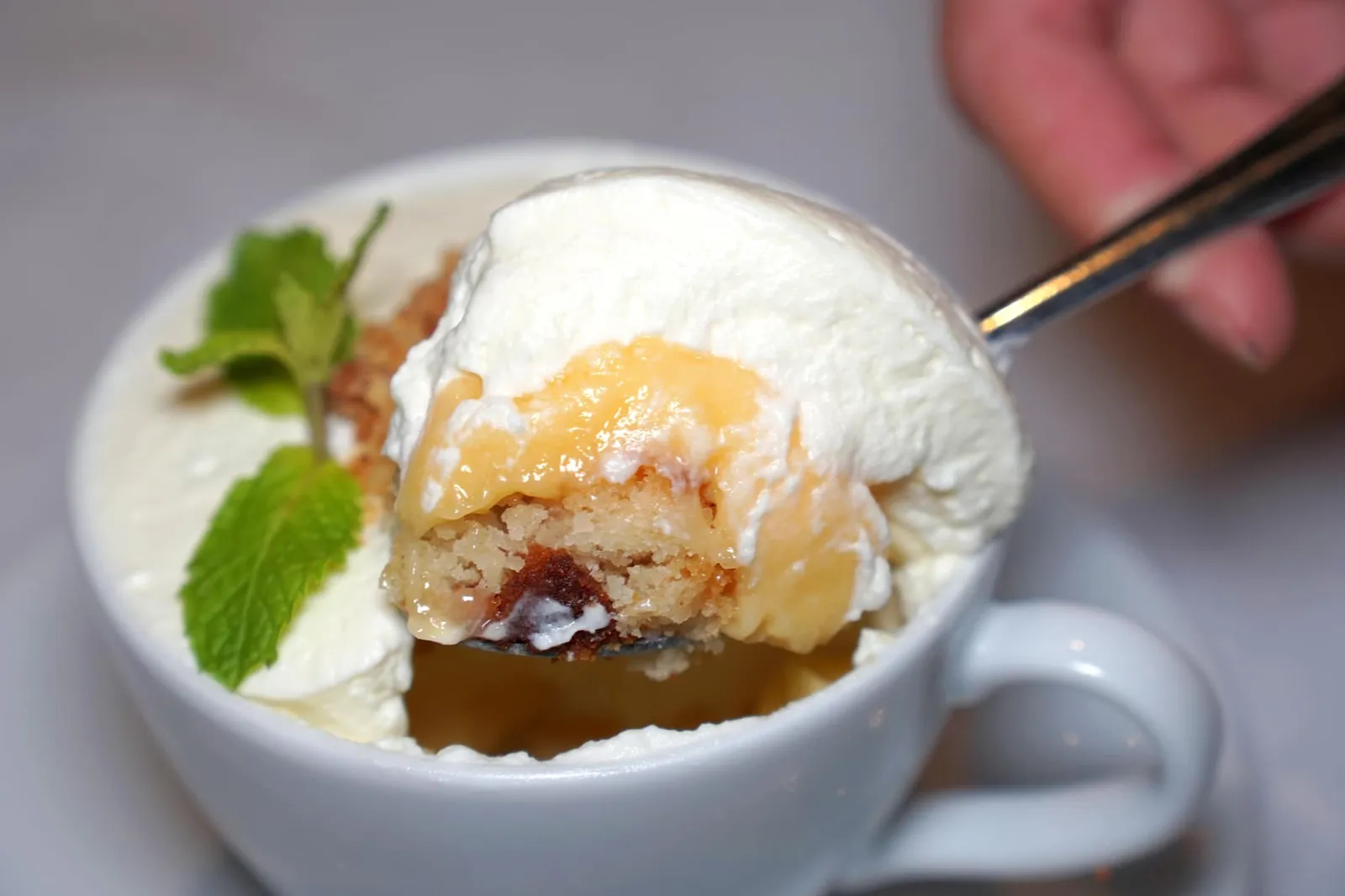 The 'Lemon Cappuccino' (250++) Layers of cream, lemon curd, almond cake ตักขึ้นมาจะพบว่าเลเยอร์ด้านล่างเป็นเค้กอัลมอนต์ (12/20)