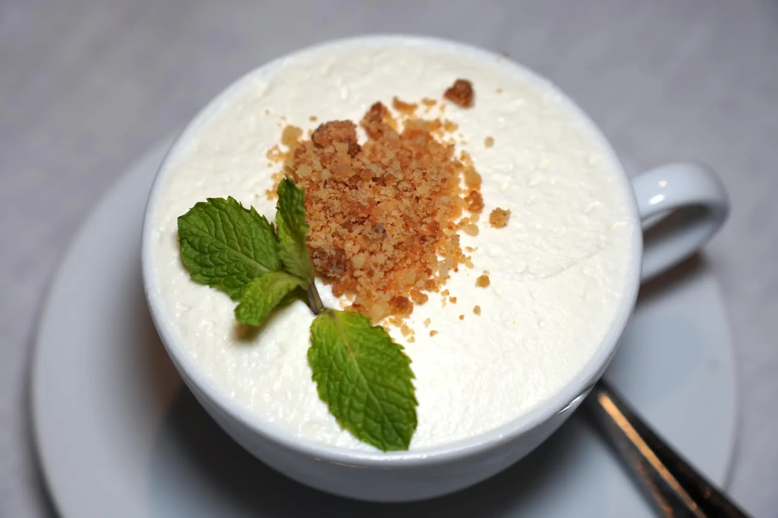 The 'Lemon Cappuccino' (250++) Layers of cream, lemon curd, almond cake ส่วนของหวานเราขอแนะนำ “เลม่อนคาปูชิโน่” เสิร์ฟมาในถ้วยกาแฟดูน่าทานด้านในเป็นครีมวางเรียงตัวเป็นชั้น ๆ มีชั้นของเลมอนรสชาติอมเปรี้ยว และชั้นของอัลมอนด์ส่งกลิ่นหอมละมุน (12/20)