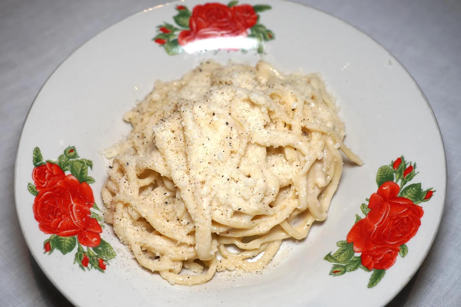 Cacio e Pepe (390++) Troccoli fresh pasta, pecorino and pepper พาสต้าจานที่ดีที่สุดซึ่งกลายเป็นสัญลักษณ์ของ Roman Cuisine คือ “คาชิโอ้ อี เปเป้” เชฟเลือกใช้ทร็อคโคลี่เส้นสดหรือพาสต้าที่มีหน้าตาคล้ายสปาเก็ตตี้ แต่จะมีความหนาที่มากกว่า มีเนื้อสัมผัสเคี้ยวหนึบนำไปคลุกกับชีสเปอโคริโน่ โรมาโน่แบบไม่หวงของ รสชาติเค็มจัดตรงตามสูตรต้นฉบับแต่ในความเค็มจะมีความละมุน หอม เสริมด้วยกลิ่นของพริกไทย ใครมาที่นี่ต้องสั่งจานนี้ ไม่งั้นถือว่าพลาดมาก ๆ (13/20)