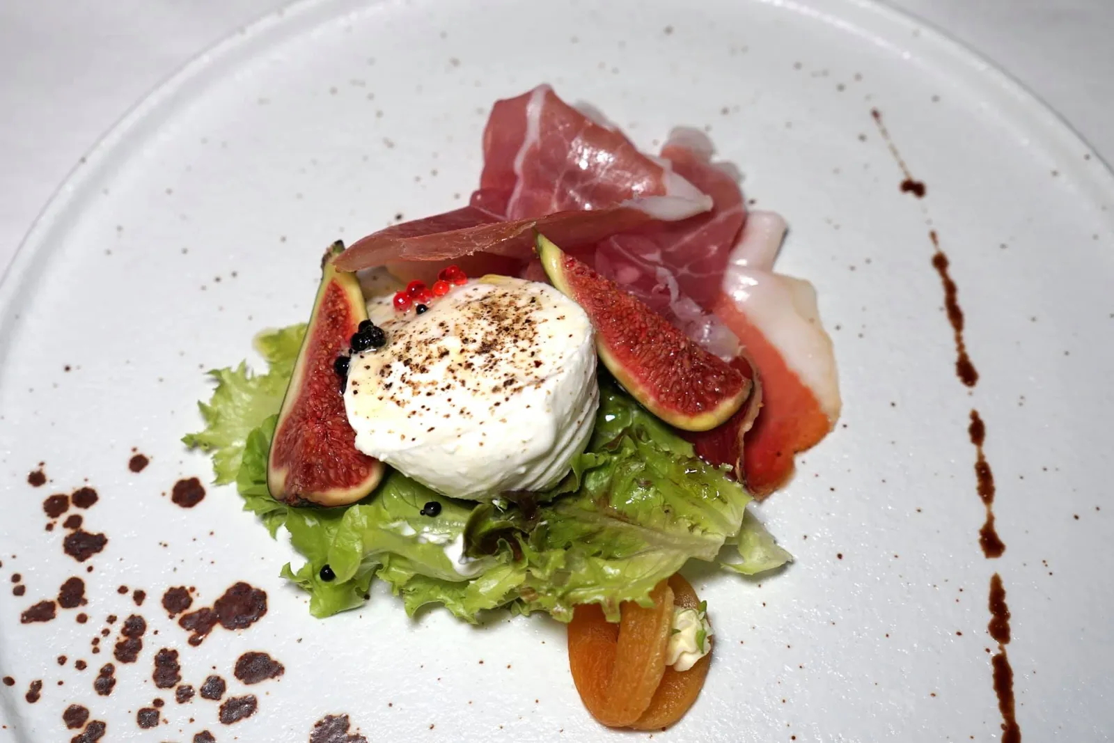 BUFFALO BURRATA (480++) Parma Ham “Galloni” 20-Month - Wild Rocket - Dry Figs - Campari Caviar อาหารเรียกน้ำย่อยจานแรกเริ่มต้นด้วย “บูราต้า” หรือชีสนมควายนำเข้าจากประเทศอิตาลี เนื้อสัมผัสนุ่ม ละมุน ครีมมี่ ทานคู่กับ Culatello ซึ่งเป็นโคลคัทส์ชั้นดีให้รสชาติออกเค็มเบาๆเสริมกันกับความมันของบูราต้า ข้างกันคือมะเดื่อฝรั่งและแอปริคอตให้รสชาติออกหวาน ยังมีผักรอคเก็ต ถั่ววอลนัท คลุกเคล้ากับมูสทรัฟเฟิลจนหอม ด้านบนเป็นคาเวียร์สองสีทำมาจากบัลซามิคและกัมปารี่ ทานทุกอวค์ประกอบพร้อมกันเข้ากันดีสุด ๆ