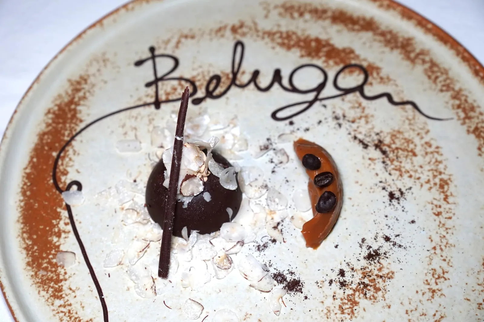 LA CUPOLA (250++) White Chocolate Mousse - Dark Rum - Italian Coffee สำหรับขนมหวานอย่างแรกเป็น “ลา คูโปล่า” เชฟนำเสนอออกมาเป็นมูสไวท์ช็อกโกแลตผสมกับกาแฟและรัมทำออกมาเป็นรูปโดมตามชื่อ ข้างกันคือโฮมเมดคาราเมลรสชาติเข้ากันกับช็อกโกแลตและกาแฟได้เป็นอย่างดี