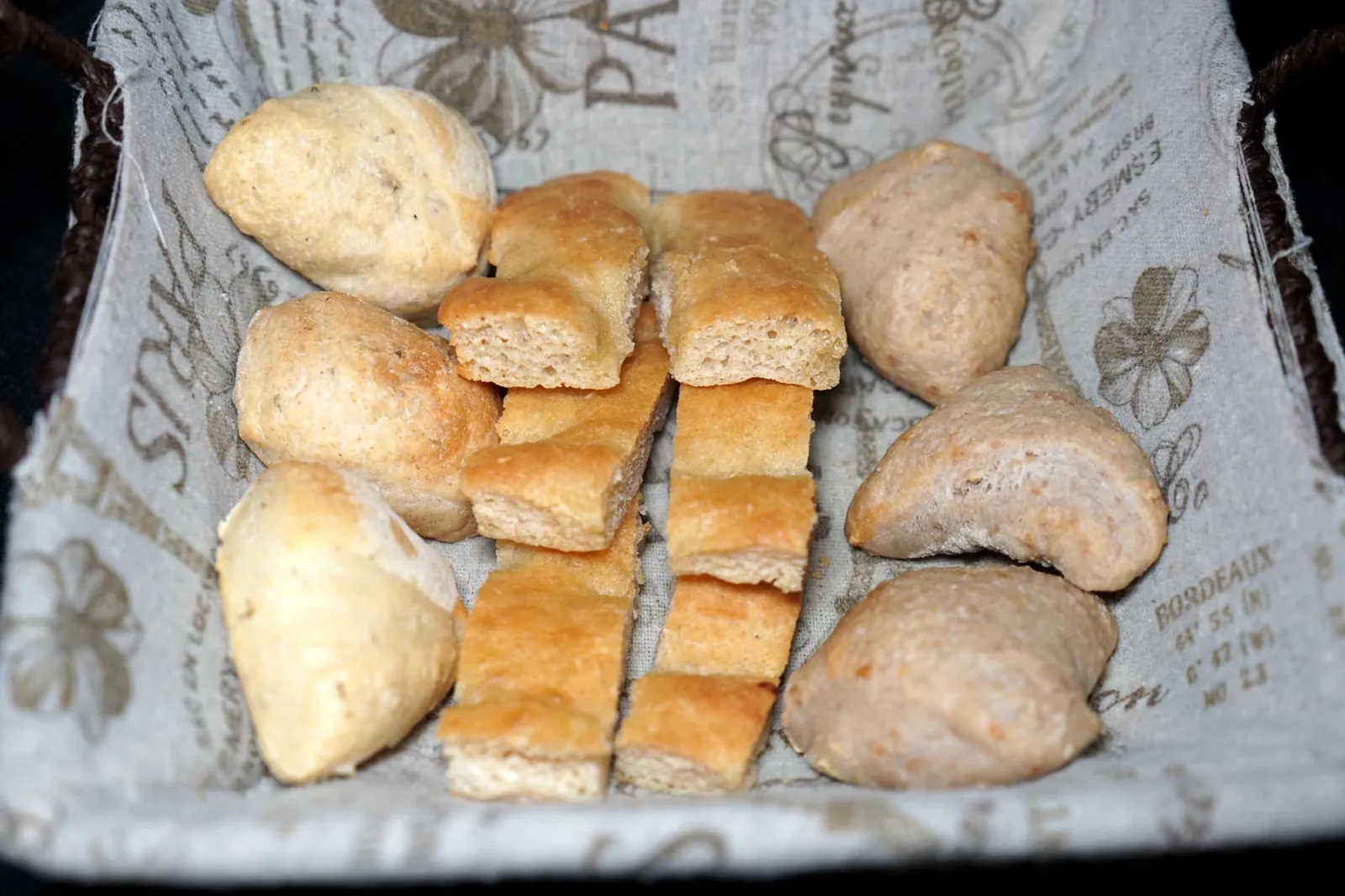 BREAD Focaccia - Walnut Bread - Rosemary Bread สำหรับ “ขนมปัง” ทางร้านอบกันสดใหม่แบบ In House ทุก ๆ วันโดยจะมีให้เลือก 3 อย่างคือโฟกาชช่า ขนมปังวอลนัท และขนมปังโรสแมรี่ ทานกับน้ำมันมะกอกเอ็กซ์ตร้าเวอร์จิ้นและน้ำส้มสายชูบัลซามิค
