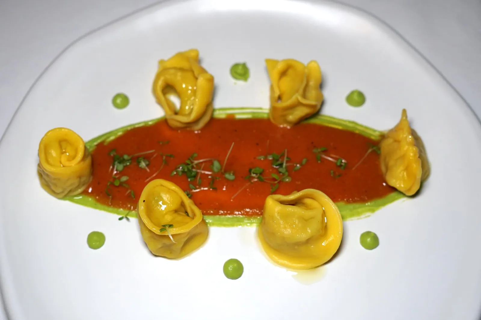 LEMON TORTELLI (990++) Filled Prawns - Crustacean Jus - Thyme “ตอเตลลี่” เป็นพาสต้าทรงเกี๊ยวที่เชฟตั้งใจทำออกมาให้มีรูปร่างแต่ละชิ้นไม่เหมือนกันเพื่อให้ทุกคำที่ทานมีความแตกต่างทางเนื้อสัมผัส ด้านในสอดไส้กุ้งผสมกับถั่วลันเตาทำให้มีรสหวานธรรมชาติจากกุ้งและถั่ว ทั้งยังมีกลิ่นหอมของวาซาบิและกะทิเบา ๆ ตรงกลางคือซอสทำมาจากหัวและเปลือกกุ้งช่วยตัดความหวานไม่ให้เด่นจนเกินไป จานนี้สุดยอดมาก ๆ ใครไม่ได้ทานถือว่ามาไม่ถึงร้านเลย