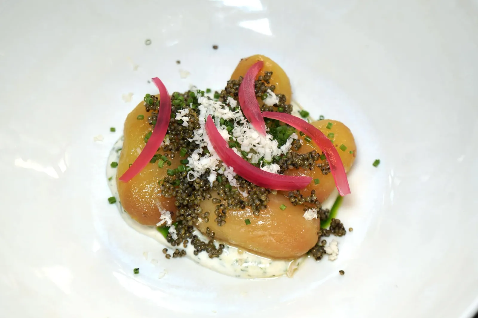 Potato / Ranch Dressing / Field Caviar / Horseradish (20 CHF) จานนี้คือมันฝรั่งเสิร์ฟมากับน้ำสลัดคลาสสิค ด้านบนเป็นคาเวียร์ปลอมที่ทำเลียนแบบขึ้นมาจากผักต่าง ๆ ด้านบนคือหอมแดงให้ความกรอบและฮอร์ชแรดิชเสริมกลิ่นเฉพาะตัว (13/20)