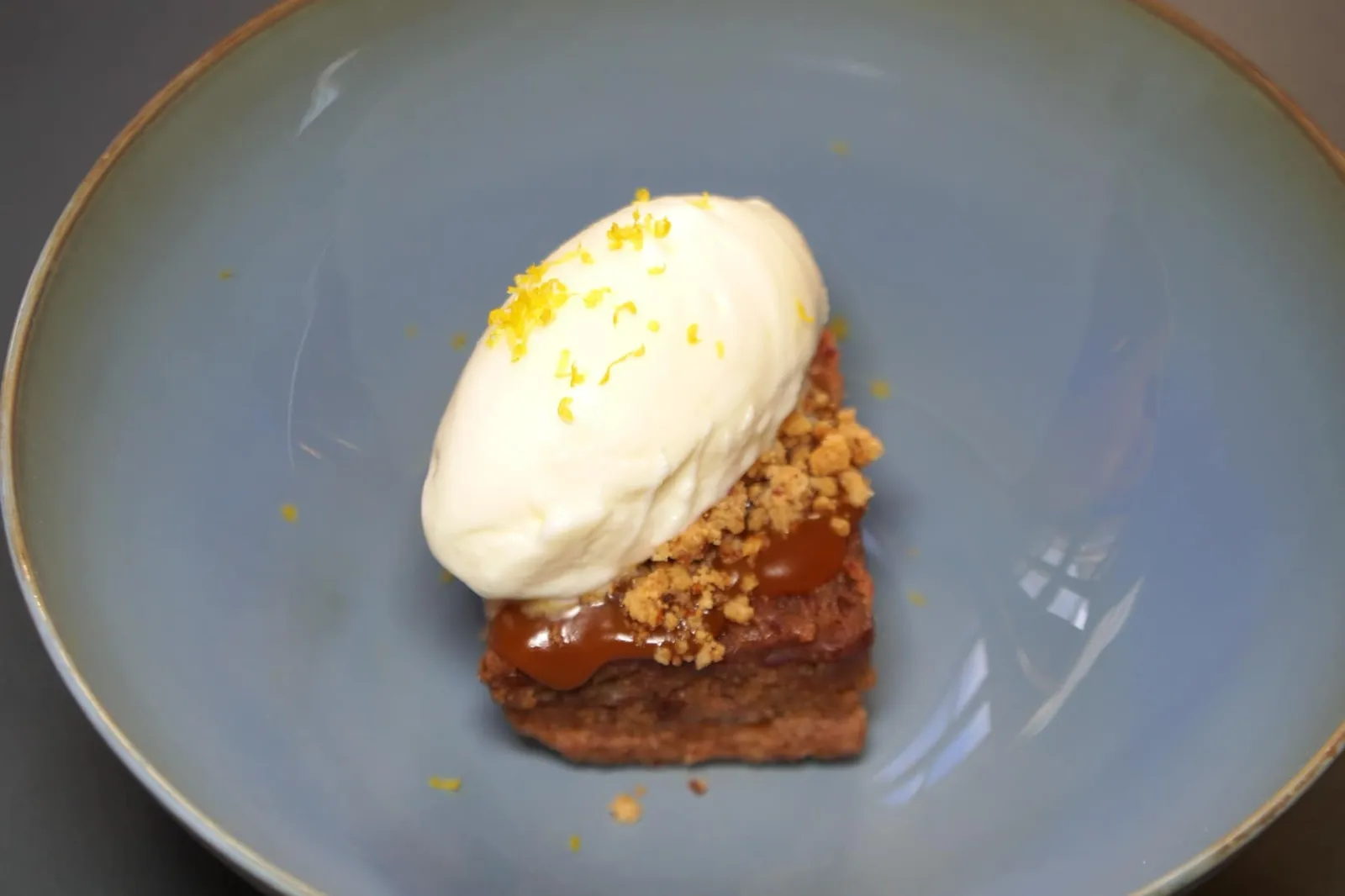 Dates Cake / Milk Ice Cream / Salted Caramel Sauce (16 CHF) ปิดท้ายด้วยขนมหวานอย่างเค้กอินทผาลัมเนื้อนุ่มหนึบราดด้วยซอสราคาเมลหวานเค็ม ด้านบนเป็นครัมเบิ้ลกรอบและไอศกรีมนมหอมมัน (14/20)