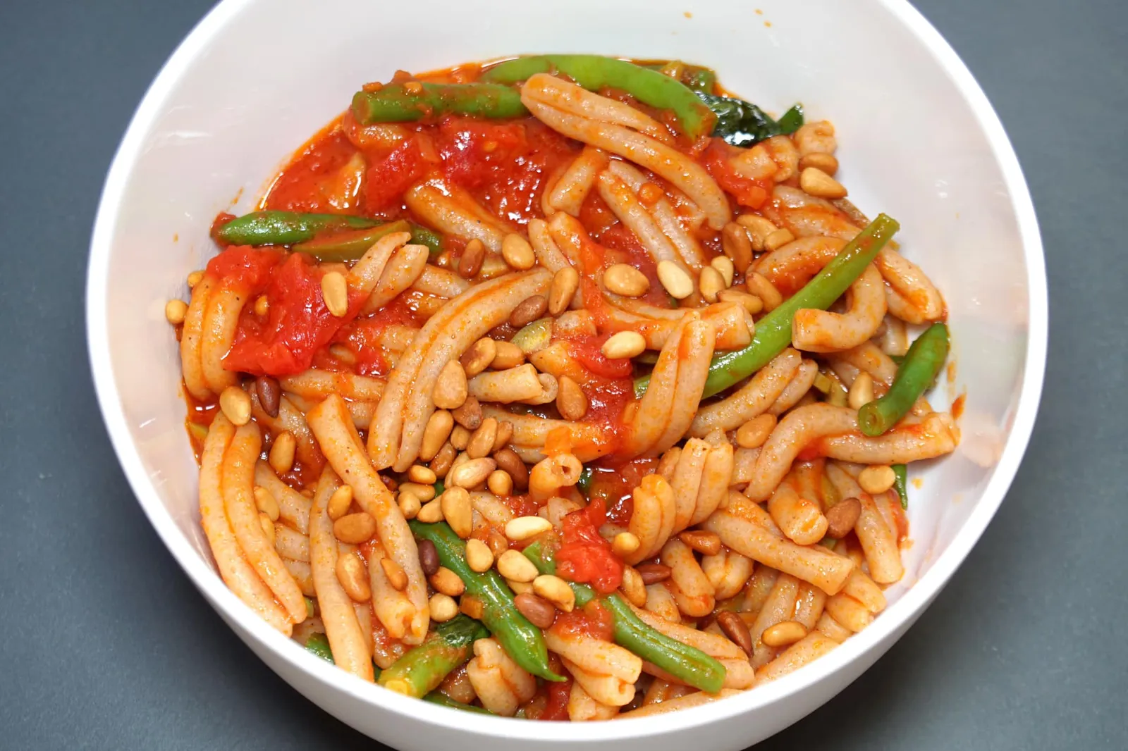 Casarecce / Tomato Sugo / Green Beans / Olives / Basil (26 CHF) Casarecce เป็นพาสต้าที่มีต้นกำเนิดมาจากแถบ Sicily มีลักษณะเป็นเส้นสั้น ๆ ม้วนไปมา เชฟผัดมาในซอสมะเขือเทศ เพิ่มมิติทางเนื้อสัมผัสด้วยผักกรอบหลายชนิด เป็นเมนูที่ดูไม่ซับซ้อนแต่รสชาติออกมาอร่อยไม่เบา (13/20)
