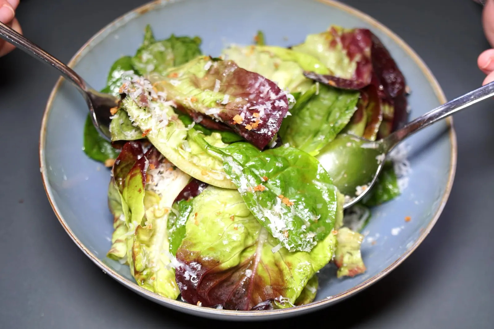 Spinach Salad / Truffle Ponzu / Edamame / Parmesan (18 CHF) ผักโขมกรอบในขณะที่ถั่วแระมีเนื้อสัมผัสที่ต้องเคี้ยวเล็กน้อย มีกลิ่นหอมทรัฟเฟิลและอโรมาของปอนซึ รสชาติเค็มจากพาเมซานช่วยชูรสชาติโดยรวมของจานให้โดดเด่นออกมา (14/20)