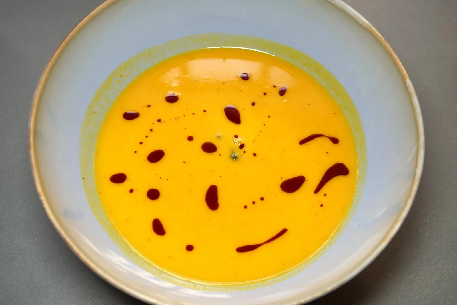 Nutmeg Pumpkin Cream Soup / Ginger / Pumpkin Seed Oil (12 CHF) จานนี้คือซุปทำมาจากลูกจันทน์ผสมกับฟักทองทำให้โดดเด่นและมีกลิ่นเฉพาะตัว มีความเผ็ดร้อนของขิง และความมันจากน้ำมันเมล็ดฟักทองอีกด้วย (14/20)