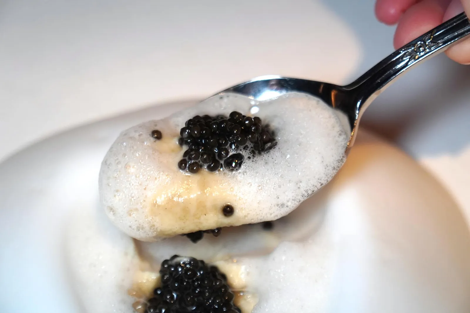 AHUMADO (2021) CELERIAC CREAM roasted walnut extract foam of Navarra, perce caviar ครีมเนื้อเนียนละเอียดจนแทบจะละลายในปาก มีกลิ่นหอมของถั่ววอลนัทรมควันแตกจมูกเด่นชัด คาเวียร์ที่ใส่มาให้รสชาติเค็ม อุมามิ บาลานซ์ Earthy Aroma ของหั่วขึ้นฉ่ายฝรั่งได้อย่างลงตัวพอเหมาะ (17/20)