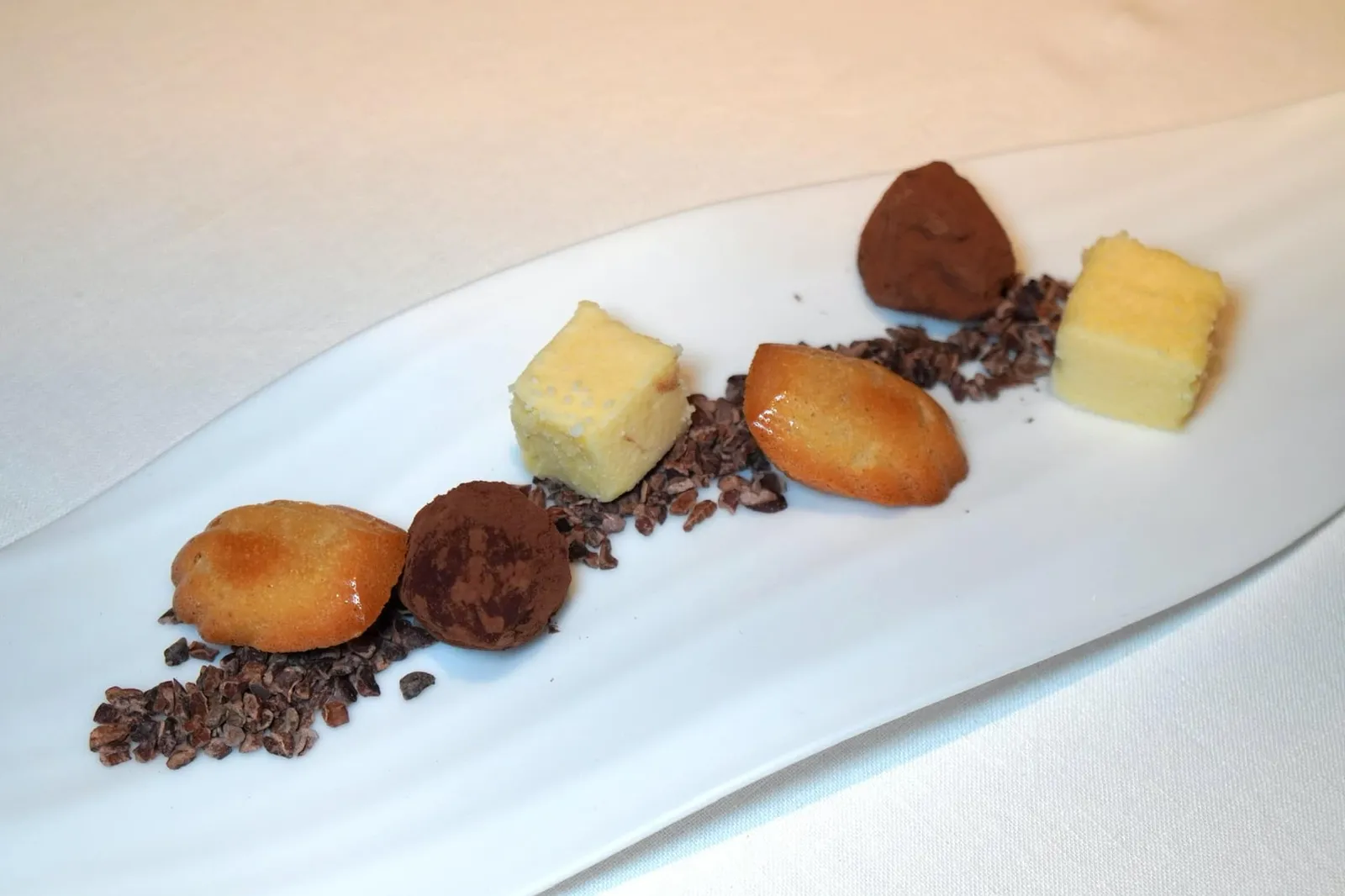 PETIT FOURS financier, passionfruit cloud and armagnac truffle ปิดท้ายมื้ออาหารด้วย “เปอตี โฟว์” อันประกอบไปด้วยฟีน็องซีเย มาร์ชแมลโลว์เสาวรส และอาร์มาญักทรัฟเฟิล (15/20)
