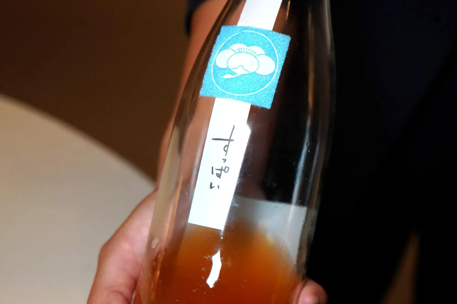 FERMENTATION (2020) CRAYFISH CARPACCIO with fermented plum sauce พนักงานจะนำเสิร์ฟ Umeshu หรือสาเกที่ทำมาจากลูกบ๊วยหมักจับคู่กับอาหารคอร์สนี้ด้วย ตัวเครื่องดื่มให้รสชาติหวานนำชวนนึกถึงยาน้ำแก้ไอของเด็ก (16/20)