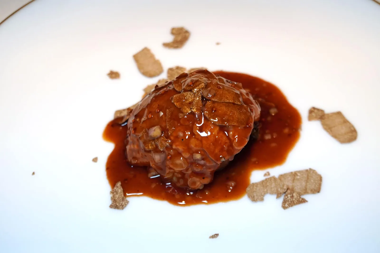 CAMPO (2020) POULARDE on truffle puree and crunchy poularde skin “กัมโป้” จานนี้เชฟเลือกใช้เฉพาะส่วนหนังของโพลาร์ด (ไก่ที่มีอายุไม่ถึง 120 วัน) เตรียมออกมาลักษณะฟู เบา กรอบ เคี้ยวได้ไม่นานก็ละลายไปในปาก ชวนนึกถึงแคบหมูบ้านเรา ด้านบนเป็น Last Truffle of the Season หรือทรัฟเฟิลสไลด์บาง ช่วยเพิ่มกลิ่นและอโรมาให้หอมเด่นยิ่งขึ้น (18/20)