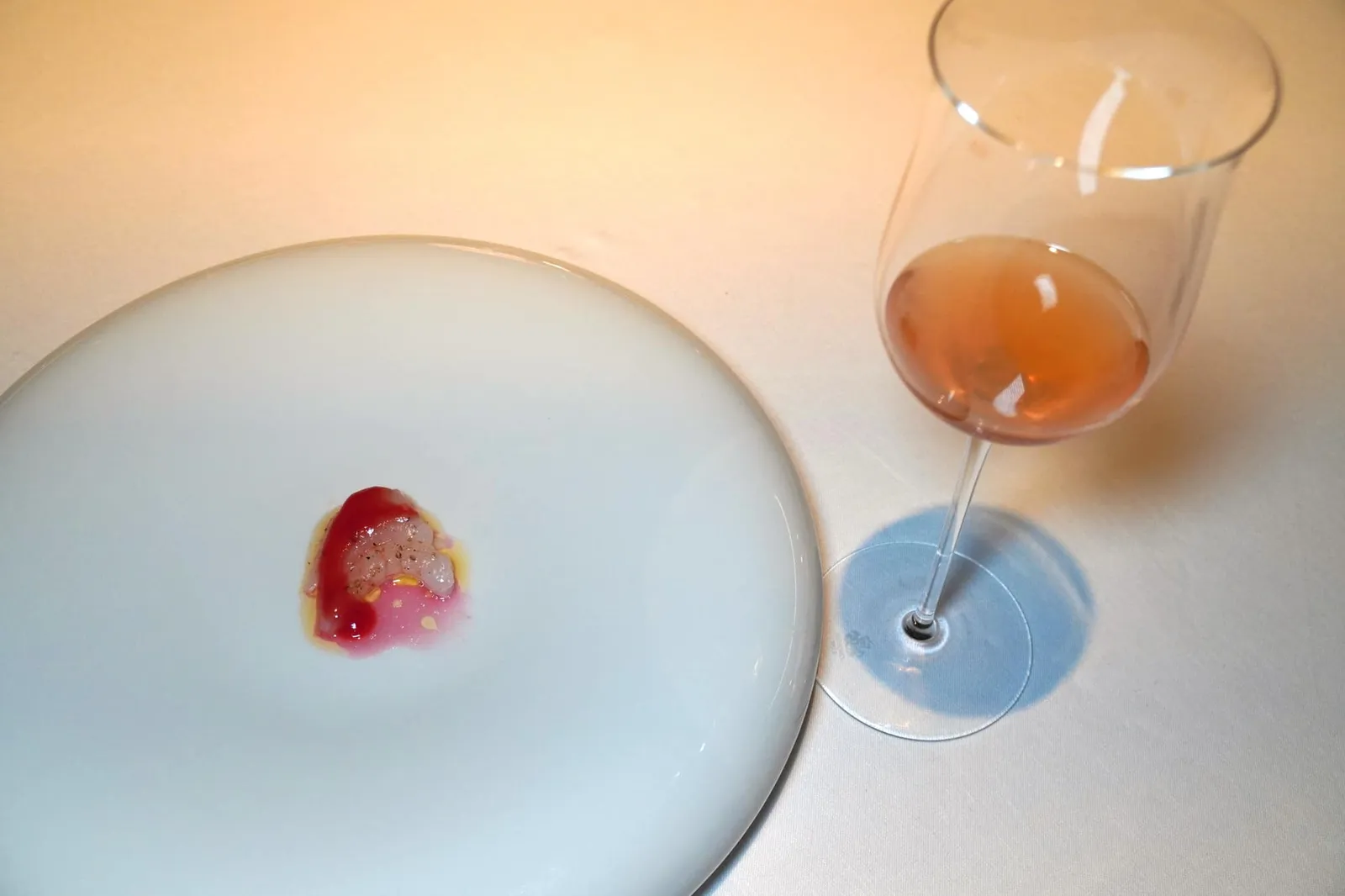 FERMENTATION (2020) CRAYFISH CARPACCIO with fermented plum sauce ถัดมาคือ “เฟอร์เมนเตชั่น” หรือกระบวนการหมักเป็นเมนูที่เชฟได้รับแรงบันดาลใจหลังจากการเปิดตัว Molino de Urdániz สาขากรุง Taipei ในประเทศไต้หวันนั่นเอง (16/20)