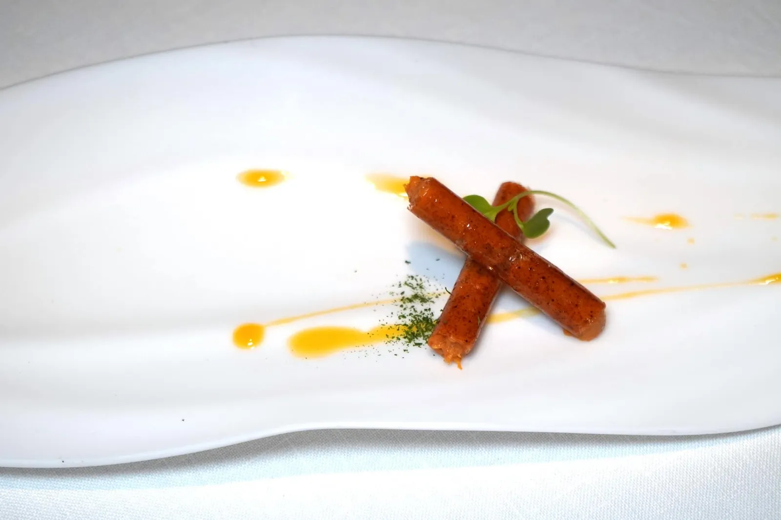 TRADICIÓN (2003) PAPRIKA CARAMEL FILLED WITH MOUSSE OF TXISTORRA adaptation of the sausage to our kitchen “ตราดิซิอน” เมนูดั้งเดิมประจำร้านที่เชฟ David คิดค้นขึ้นตั้งแต่ปี 2003 เป็นฟิงเกอร์ฟู้ดที่ทำออกมาเลียนแบบ Txistorra หรือไส้กรอกพื้นเมืองของประเทศสเปนนั่นเอง โดยปกติแล้ว Txistorra จะใช้กระเพาะแกะในการห่อไส้ด้านในแต่เชฟเปลี่ยนมาใช้คาราเมลผสมปาปริก้าให้เนื้อสัมผัสกรอบนิด ๆ แล้วค่อยละลายในปาก รสชาติออกหวานจากคาราเมลและมีกลิ่นหอมเฉพาะตัวของปาปริก้า ด้านในเป็นมูสทำมาจากไส้กรอก Txistorra มีกลิ่นหอมและรสชาติเฉพาะตัว (17/20)