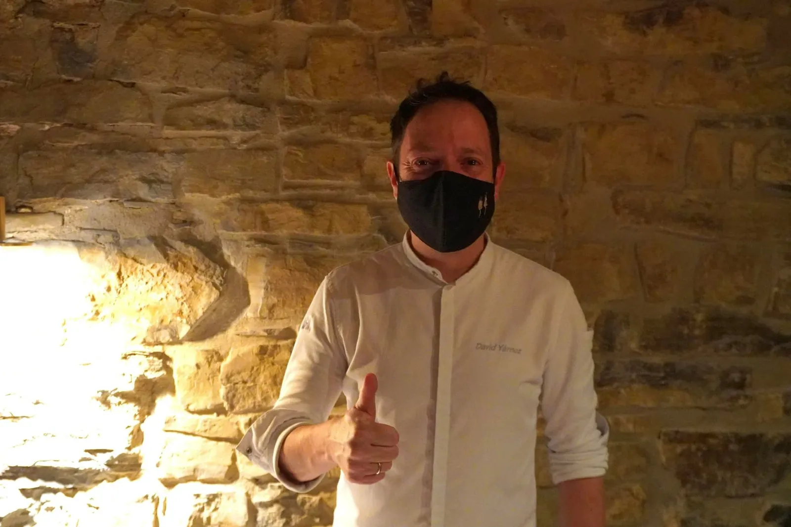 เชฟเจ้าของร้าน David Yárnoz เป็นชาว Navarra โดยกำเนิด ทั้งยังมีประสบการณ์ในห้องอาหารชั้นสูงมากมายก่อนจะมารับช่วงกิจการร้านอาหาร Molino de Urdániz ต่อจากครอบครัวของเขา Isabel และ Javier ในปี 2004 หลังจากปรับเปลี่ยนรูปแบบการนำเสนอมาเป็นอาหารเชิงความคิดสร้างสรรค์โดยใช้วัตถุดิบพื้นถิ่นแถบเมือง Pamplona