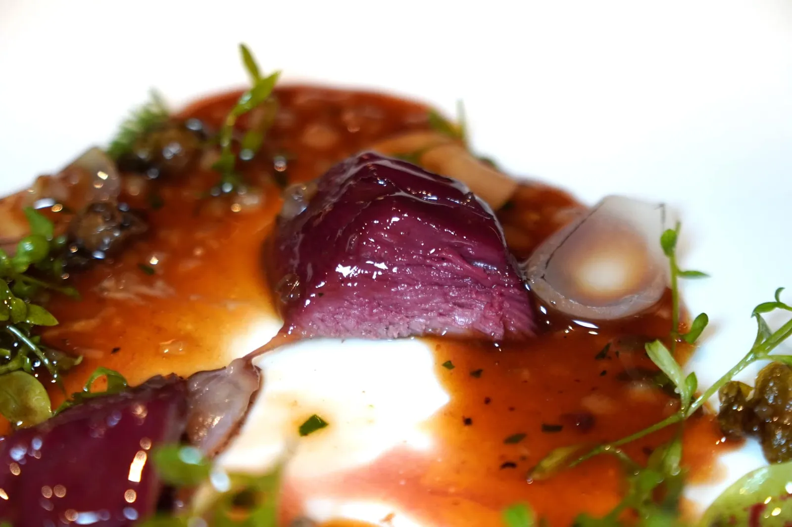 PLUMA (2020) ROASTED PIGEON BREST moonshine salad, the reduction of the same bird and truffle ส่วนน้ำซอสที่ราดได้มาจากการ Reduction นกพิราบกับทรัฟเฟิลเข้าด้วยกันจนข้นส่งกลิ่นหอมน่ารับประทานมากจริง ๆ (17/20)