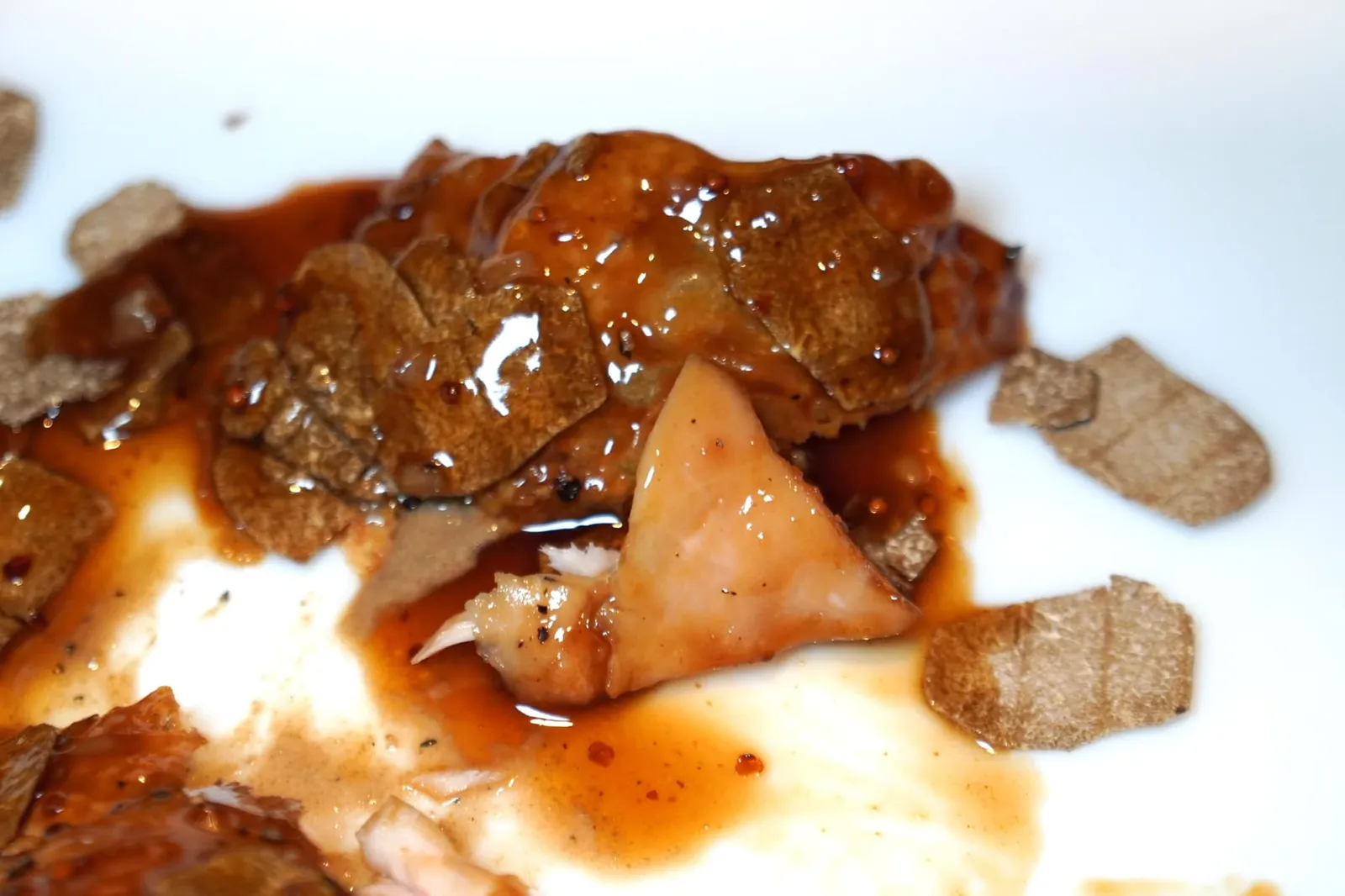 CAMPO (2020) POULARDE on truffle puree and crunchy poularde skin องค์ประกอบด้านล่างเป็นเนื้อไก่พูลาร์ดนุ่ม ๆ วางมาบนทรัฟเฟิลพูเร ส่วนซอสสีน้ำตาลได้จากการ Reduction พูลาร์ดและมัสตาร์ดจนงวดและเข้มข้นนั่นเอง (18/20)