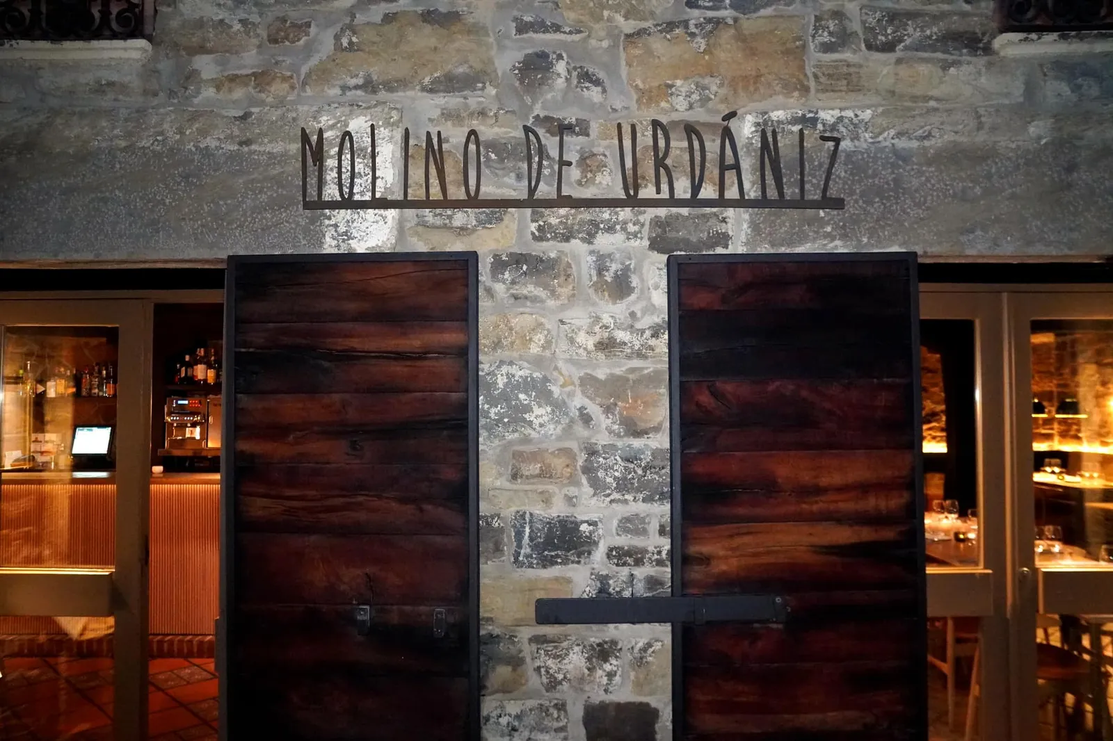 El Molino de Urdániz แอบซ่อนตัวอยู่ในแคว้น Navarra ทางตอนเหนือของประเทศสเปน ที่ต้องใช้คำว่าแอบซ่อนตัวเพราะตำแหน่งของร้านนั้นตั้งอยู่ในชนบทอันห่างไกลโดยจำเป็นต้องขับรถจากกรุง Madrid มาไกลราว 400 กิโลเมตรหรือจากเมือง Barcelona มาไกลถึง 500 กิโลเมตรตามลำดับ