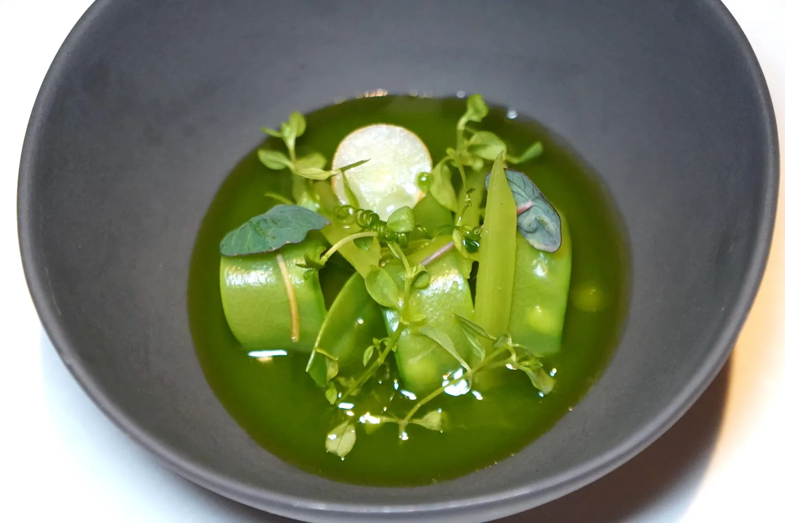 VEGETAL (2020) ROYAL SALTED AND SMOKED salty flan, vegetable smoothie, snow peas, parsnip and borage “วีจีทาล” เป็นฟลานหรือรอแยลนุ่ม ๆ ทำมาจากแองโชวี่และปลาซาดีนให้รสชาติออกเค็มและสโม้กกี้รองอยู่ด้านล่าง ด้านบนทอปด้วยสมู้ตตี้ผักนุ่ม ๆ และผักหลายชนิดเช่นถั่วลันเตา โบราจ พาสนิป ให้ความกรอบในระดับที่แตกต่างกันออกไป (18/20)