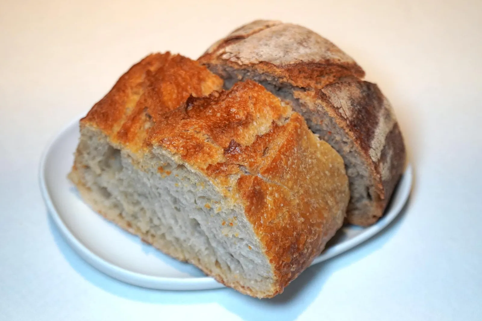 BREAD white bread and whole wheat bread สำหรับขนมปังทางร้านเสิร์ฟมา 2 แบบคือไวท์เบรดและโฮลวีทเบรดโดนสามารถใช้จิ้มกับซอสที่เสิร์ฟมาในอาหารคอร์สต่าง ๆ ได้อีกด้วย
