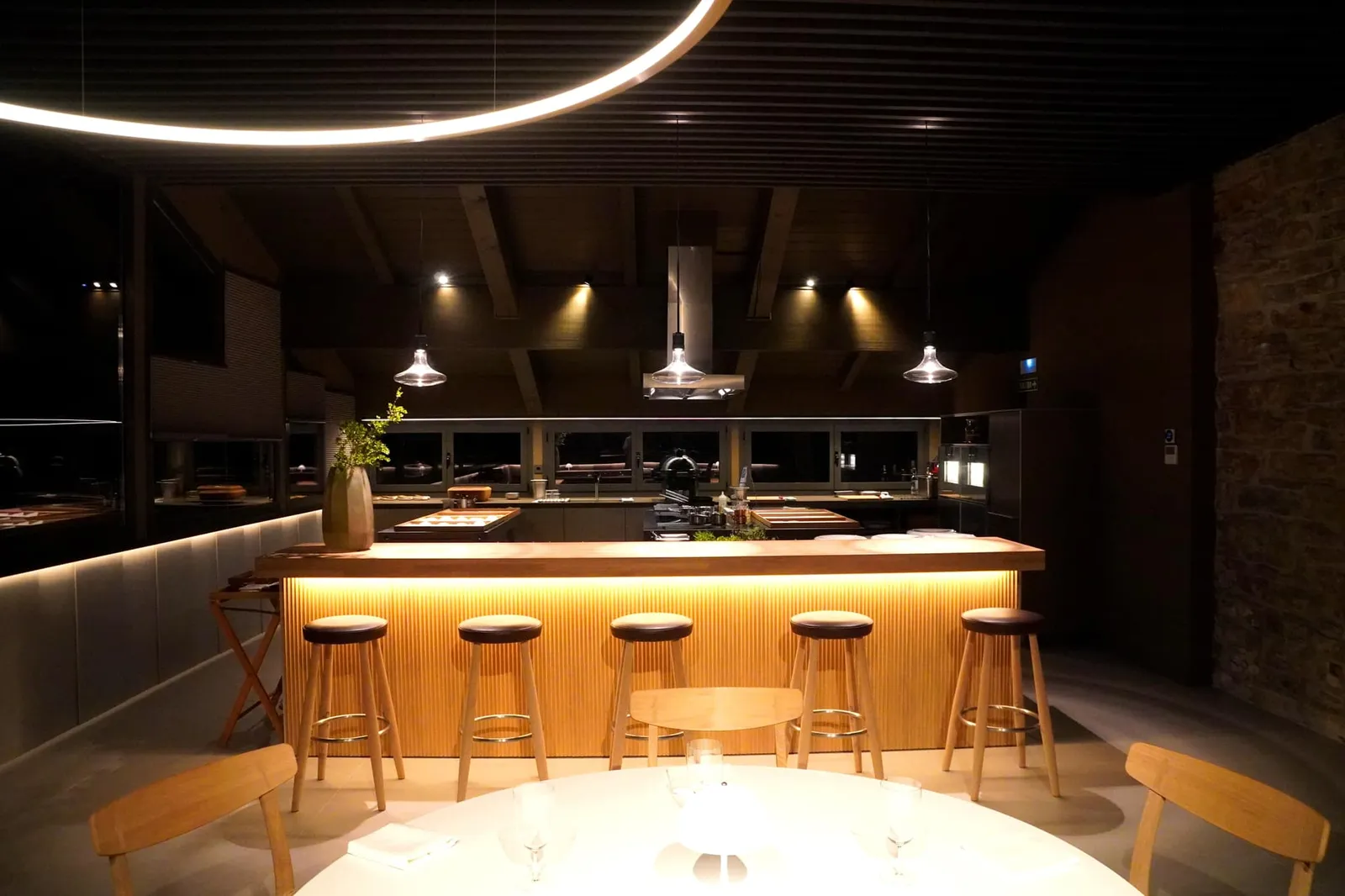 ไฮไลท์ของร้านคือส่วนที่ได้รับการขยับขยายเพิ่มเติมขึ้นมาใหม่ประกอบไปด้วยครัวเปิดแบบ Open Kitchen และโต๊ะจำนวน 3 ตัวทำให้ลูกค้าที่นั่งในห้องนี้สามารถชมทีมเชฟจัดเตรียมอาหารได้ตลอดเวลานั่นเอง