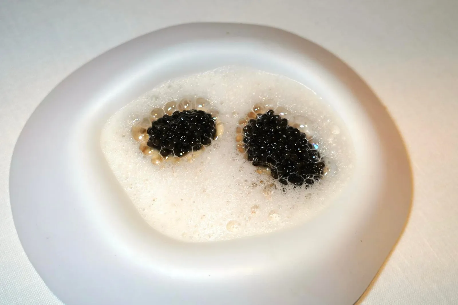 AHUMADO (2021) CELERIAC CREAM roasted walnut extract foam of Navarra, perce caviar องค์ประกอบของจานคือครีมทำมาจากหัวขึ้นฉ่ายฝรั่งรองอยู่ด้านล่าง ด้านบนเป็นโฟมที่ได้มาจากการสกัดถั่ววอลนัทท้องถิ่นในแคว้น Navarra ที่ผ่านการเผาจนหอม และคาเวียร์ท้องถิ่นจากแคว้น Navarra เช่นกัน (17/20)