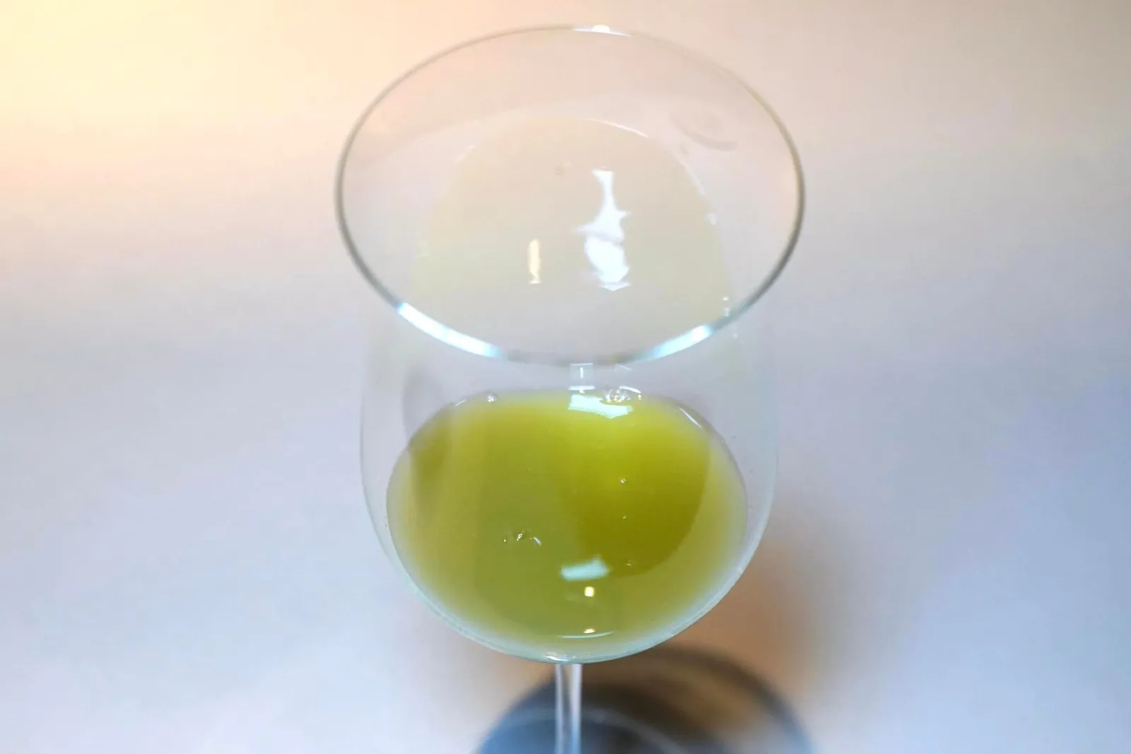 TEMPERATURA (2020) MOLDY BLUE CHEESE seaweed powder pairing with green apple and celery juice ในแก้วไม่ใช่เครื่องดื่มที่สั่งแยกแต่เป็นอาหารที่เสิร์ฟมาพร้อมกับคอร์สนี้เลยโดยน้ำสีเขียวทำมาจากแอปเปิ้ลเขียวและเซเลอรี่ให้ความเปรี้ยวจากแอปเปิ้ลเด่นชัดแต่พอเหมาะ มีกลิ่นเฉพาะตัวของเซเลอรี่เบา ๆ ช่วยเรียกความสดชื่น ยกดื่มหลังจานรับประทานอาหารในจานเสร็จช่วยดับรสและกลิ่นเฉพาะตัวของบลูชีสเพื่อเตรียมเข้าสู่อาหารคอร์สถัดไป (19/20)