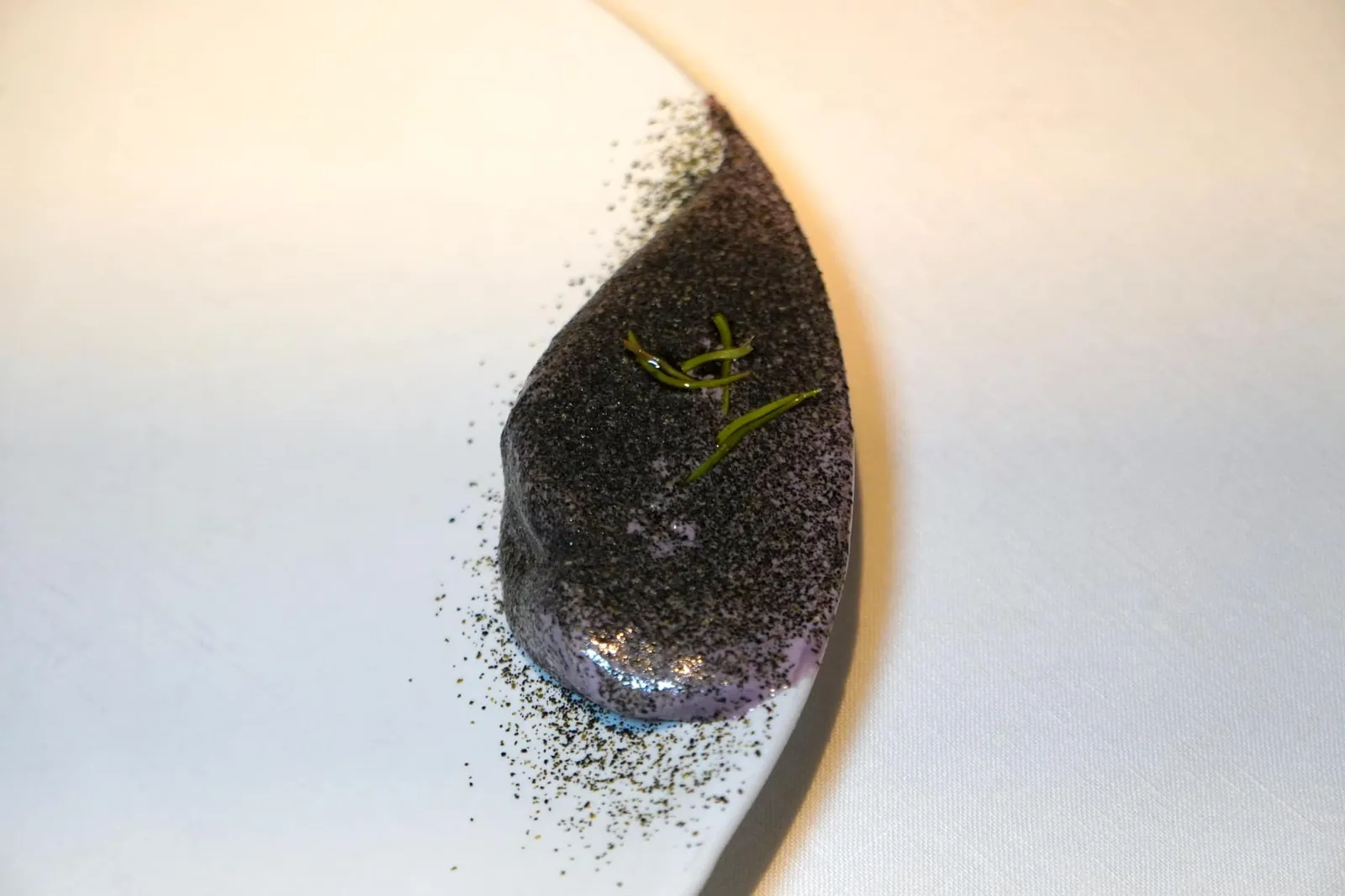 PLUMA (2020) ROASTED PIGEON BREST moonshine salad, the reduction of the same bird and truffle ส่วนน้ำซอสที่ราดได้มาจากการ Reduction นกพิราบกับทรัฟเฟิลเข้าด้วยกันจนข้นส่งกลิ่นหอมน่ารับประทานมากจริง ๆ (17/20)
