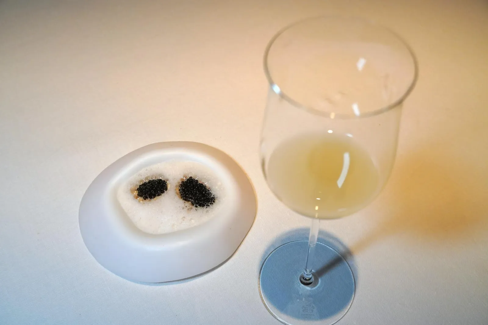 AHUMADO (2021) CELERIAC CREAM roasted walnut extract foam of Navarra, perce caviar “อาอูมาโด้” เป็นอีกคอร์สที่เชฟเสิร์ฟอาหารมาคู่กับเครื่องดื่มเฉพาะตัว (17/20)