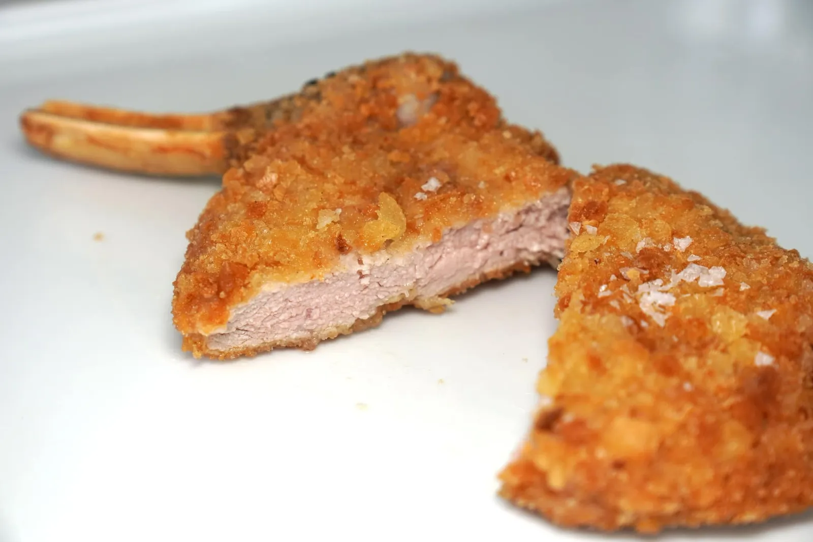 Costoletta di Vitello alla Milanese, Bassa o Alta, Chips Croccanti Home Made (€ 36,00) เนื้อด้านในสุกได้ระดับพอดี เป็นอาหารที่ดูไม่ซับซ้อน แต่ทุกองค์ประกอบทำออกมาได้อย่างไร้ที่ติ Classic at its best !!! จริง ๆ (15/20)