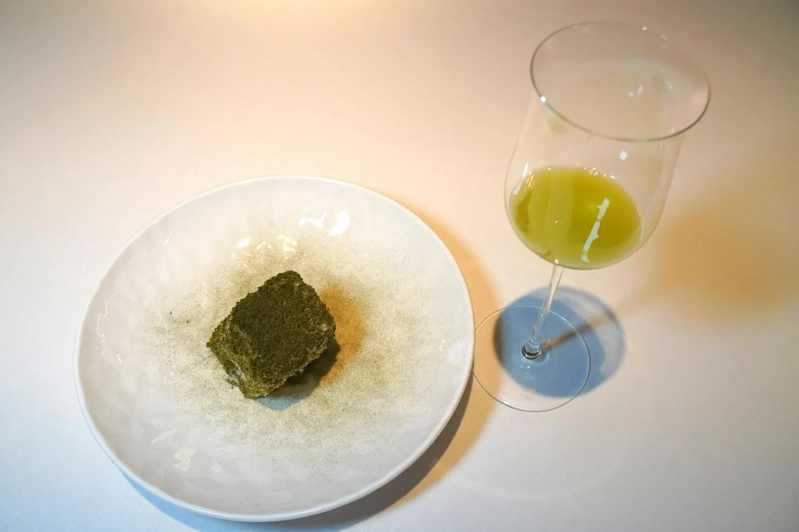 TEMPERATURA (2020) MOLDY BLUE CHEESE seaweed powder pairing with green apple and celery juice “เทมเปราตูร่า” คืออาหารจานแรกในคอร์สเสิร์ฟมาพร้อมกับเครื่องดื่มสีเขียวสดใสโดยมีองค์ประกอบแรกคือบลูชีสท้องพื้นของแคว้น Navarra โรยด้านบนด้วยผงสาหร่ายสีเขียว ข้างกันเป็นน้ำแอปเปิ้ลเขียวผสมกับเซเลอรี่ (19/20)