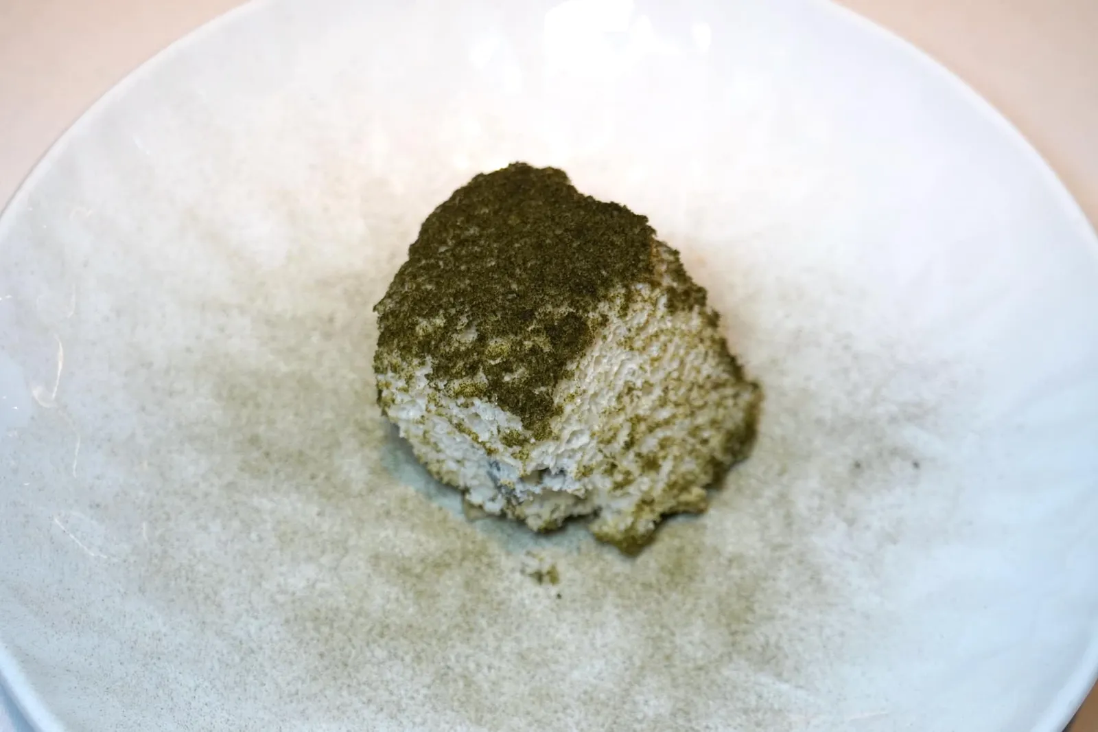 TEMPERATURA (2020) MOLDY BLUE CHEESE seaweed powder pairing with green apple and celery juice เชฟทำเนื้อสัมผัสของบลูชีสออกมาได้ไร้ที่ติ เบาเกือบคล้ายโฟม แต่ยังมีความละมุนอยู่ กลิ่นเฉพาะตัวของชีสไม่แรงเด่นจนเกินไปชนิดที่คนไม่รับประทานบลูชีสน่าจะยังหลงรักจานนี้ได้ นอกจากนี้เชฟใส่ผงสาหร่ายมาเพื่อเบรคกลิ่นของบลูชีสไม่ให้โดดจนเกินไปอีกด้วย (19/20)