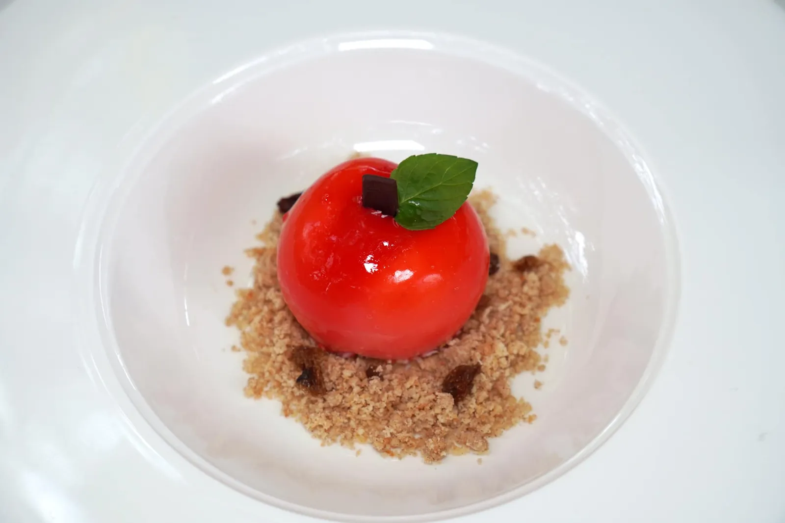 Mousse alla Vaniglia Speziata, Inserto di Mela Granny, Biscotto Rotto al Cocco e Cannella. Tartare di Uvette al Calvados (€ 14,00) จานนี้เชฟให้ชื่อว่า ADAMO ed EVA หรืออดัมกับอีฟ ตัวขนมมีลักษณะเป็นรูปลูกแอปเปิ้ล ด้านในบรรจุมูส Spiced Vanilla ตรงกลางเป็นแอปเปิ้ล Granny Smith รอบ ๆ เป็นผงครัมเบิ้ลทำมาจากบิสกิตมะพร้าวที่ถูกบีบให้แตกออก ยังมีทาทาร์ลูกเกด และองค์ประกอบจากบรั่นดีกัลวาโดสอีกด้วย (14/20)