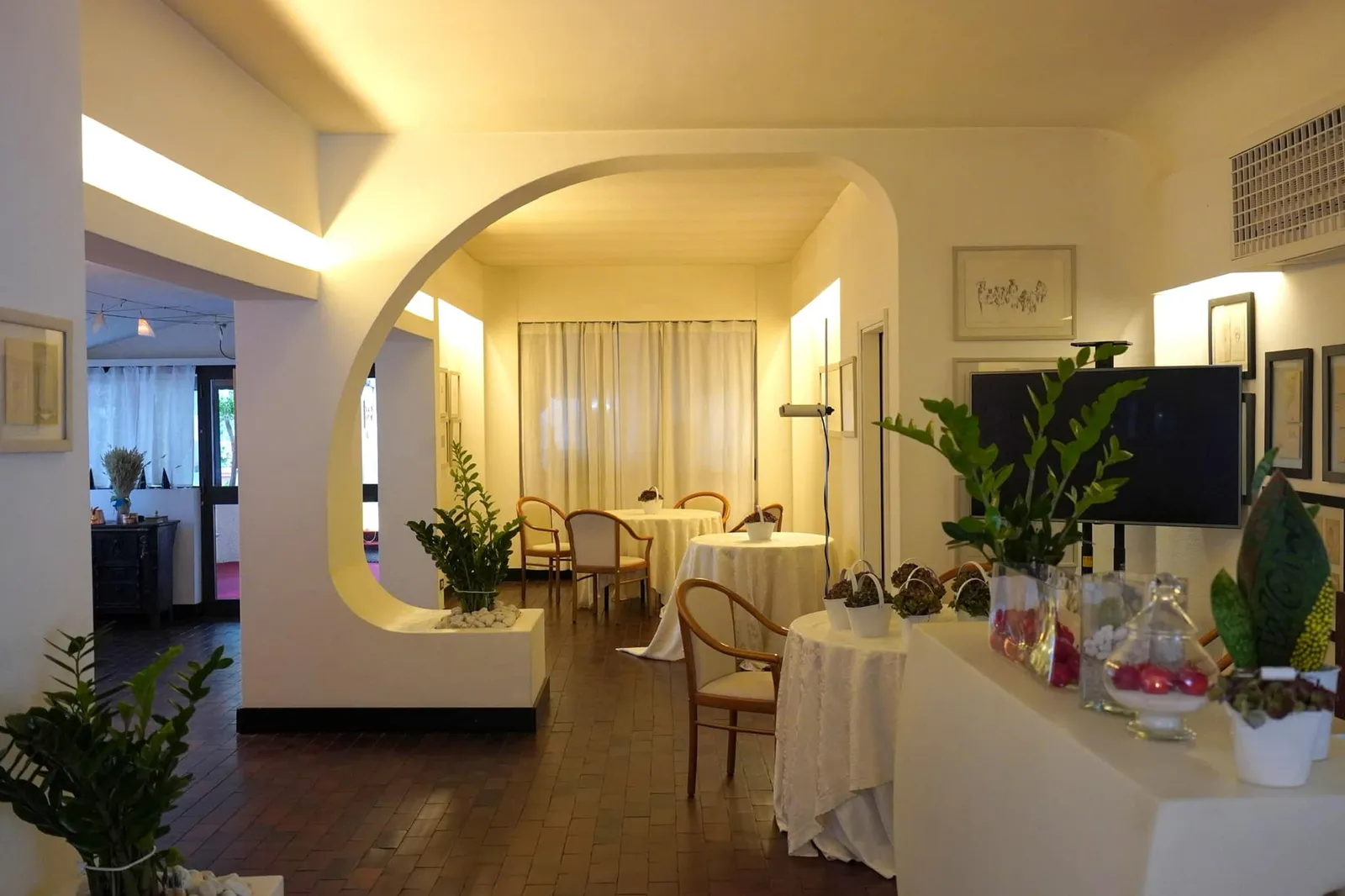 ตัวร้านได้รับรางวัล 🌟 1 Michelin Star ครั้งแรกในปี 1974 ก่อนที่จะกิจการถูกส่งต่อมาให้เจ้าของร้านรุ่นที่สาม Theo Penati และรักษาดาวมาได้จนถึงปัจจุบัน ห้องอาหาร Pierino Penati ตั้งอยู่ใน Brianza เมืองเล็ก ๆ ณ ตีนเขา Italian Alps ห่างจากกรุง Milan ออกมาทางเหนือราว ๆ 1 ชั่วโมง 20 นาที