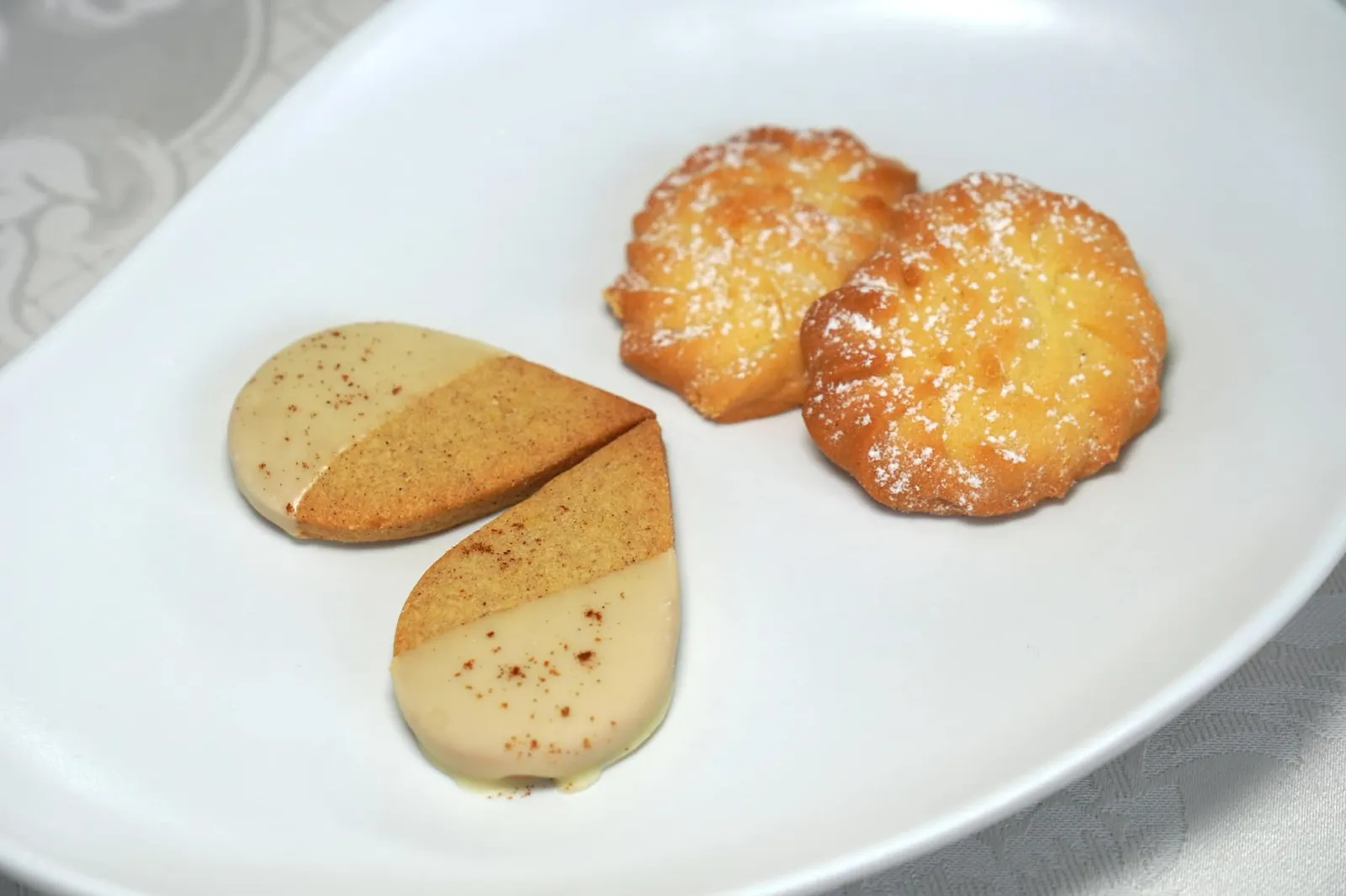 Petits Fours ปิดท้ายมื้ออาหารด้วยบิสกิตกรอบทำมาจากเลม่อนและไวท์ช็อกโกแลต (12/20)