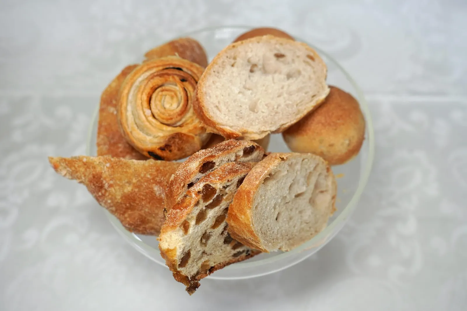 Pane e Coperto (€ 5,00/p) ทางร้านมีขนมปังให้ตะกร้าใหญ่และสามารถขอเพิ่มได้เรื่อย ๆ