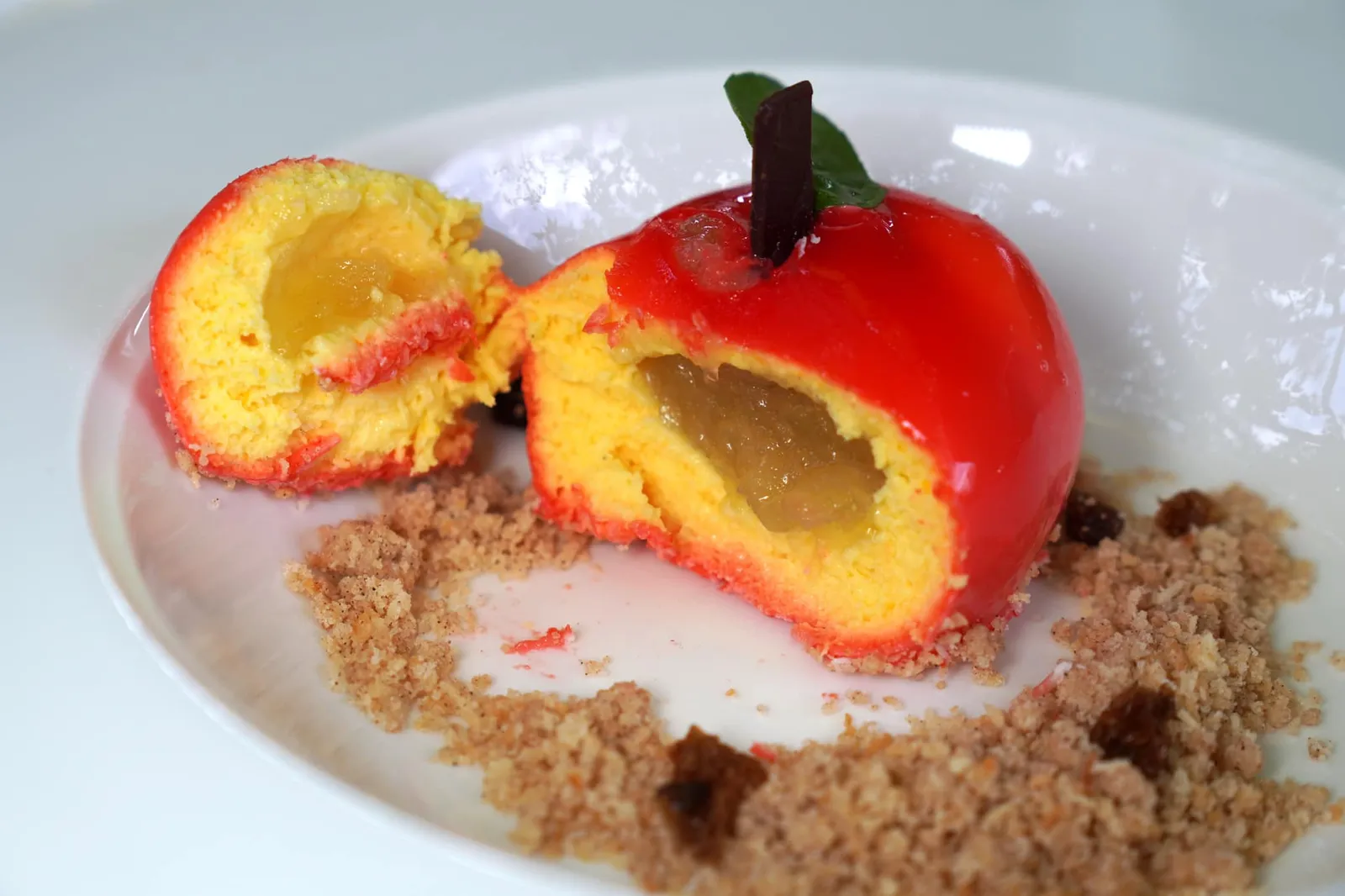 Mousse alla Vaniglia Speziata, Inserto di Mela Granny, Biscotto Rotto al Cocco e Cannella. Tartare di Uvette al Calvados (€ 14,00) มูสวานิลลาหอมมัน แอปเปิ้ลตรวกลางให้รสชาติเปรี้ยวหวาน ตัดเนื้อสัมผัสด้วยบิสกิตกรอบรอบ ๆ และความหนึบจากลูกเกดนั่นเอง (14/20)