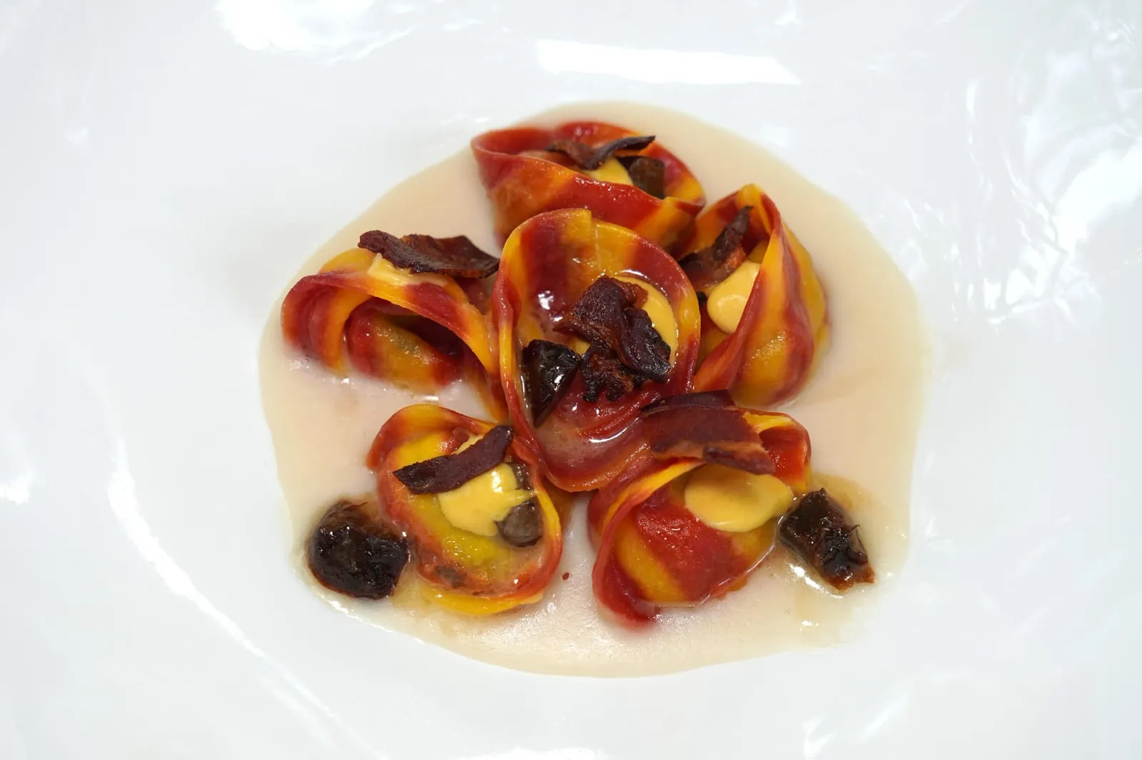 Ravioli Ripieni di Pancia di Maiale, Prugne, Crema di Cannellini, Gocce di Senape (€ 24,00) “ราวิโอลี ริพเพียนนี่” พาสต้าทรงเกี๊ยว ด้านในสอดไส้เนื้อหมูสามชั้น องค์ประกอบสีขาว ๆ คือครีมทำมาจากถั่ว Cannellini ด้านบนทอปด้วยพลัมท้องถิ่น ราวิโอลีแป้งสุกได้ระดับ Al Dente ไส้หมูสามชั้นด้านในมีความนุ่ม รสชาติออกหวาน ซอสครีมถั่วด้านนอกมีความครีมมี่ ส่วนพรุนด้านบนให้เนื้อสัมผัสเคี้ยวหนึบนั่นเอง (14/20)