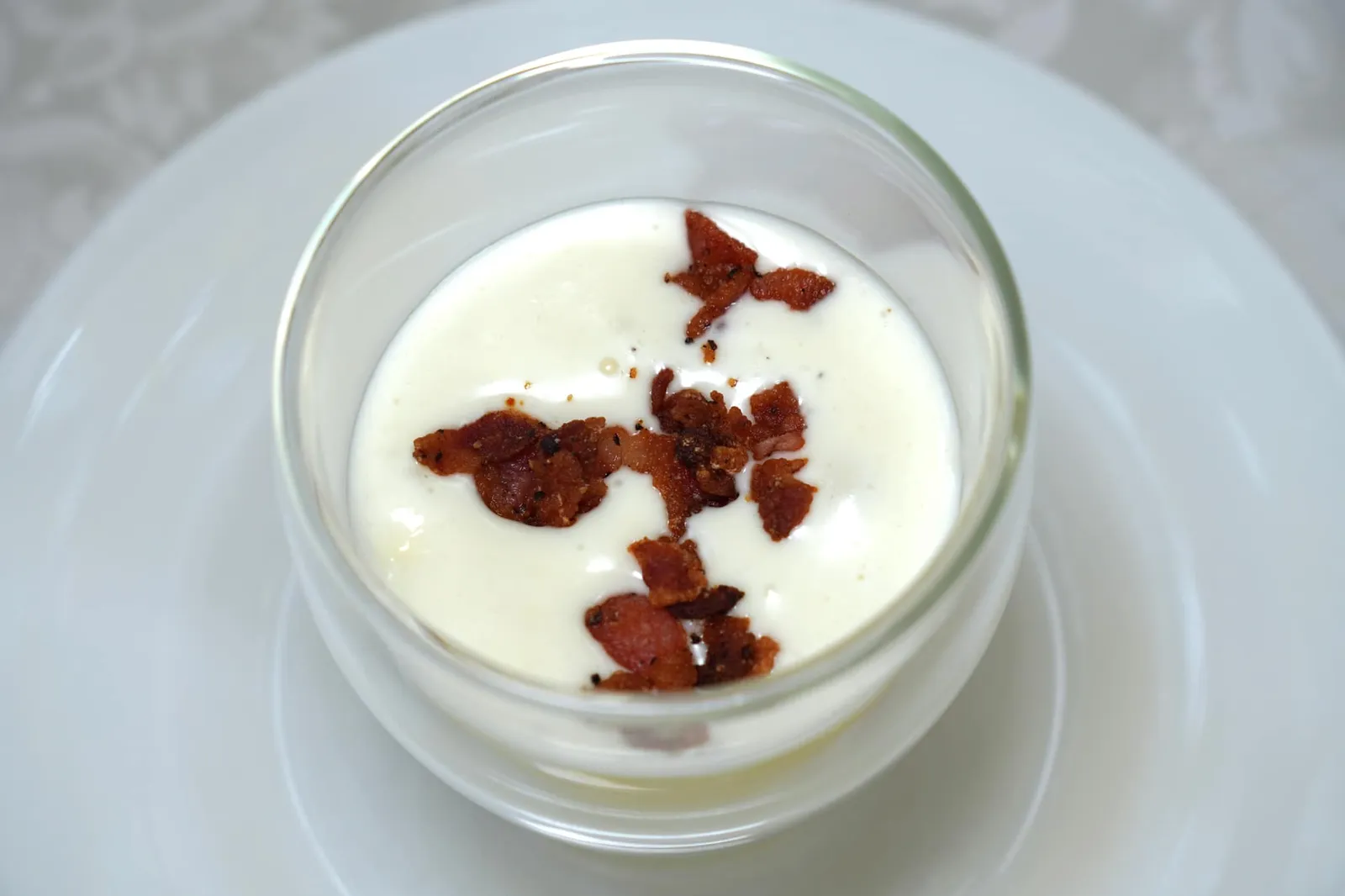 Uovo Perfetto alla Carbonara, Spuma di Pecorino Romano e Guanciale Croccante (€ 24,00) เชฟเสิร์ฟมาในแก้วใสเพื่อแสดงถึงองค์ประกอบต่าง ๆ ที่แบ่งชั้นเป็นเลเยอร์สวยงาม (15/20)