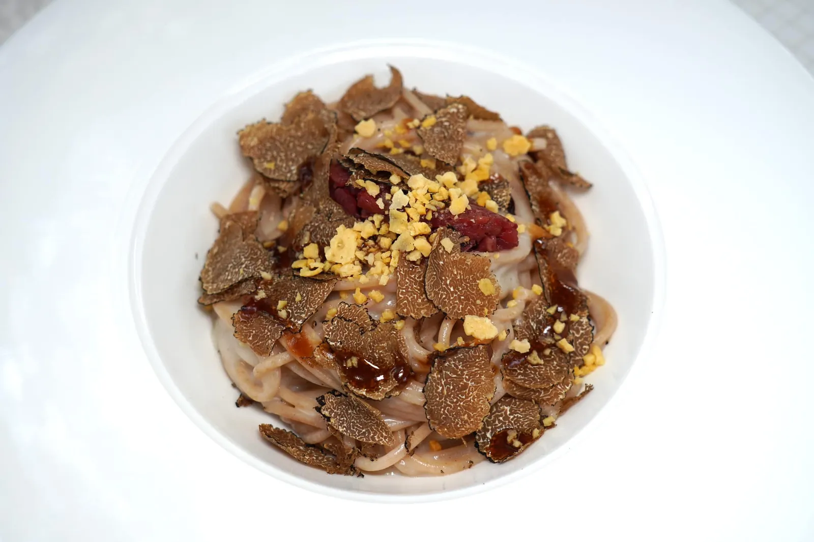 Spaghetti Turanici Cacio e Pepe, Tartare di Manzo Affumicato, Tartufo Nero (€ 28,00) “สปาเก็ตตี้ ทูรานนิชี่” เป็นเส้นพาสต้าออร์แกนิคที่นิยมใช้กันแพร่หลายในห้องอาหารอิตาเลียนชั้นสูงทั่วไปโดยทำมาจากแป้ง Turanic Wheat (กลุ่มหนึ่งของ Durum Wheat) ซึ่งแต่เดิมมีต้นกำเนิดมาจากทางตะวันออกเฉียงเหนือของประเทศอิหร่านก่อนที่จะได้รับความนิยมอย่างแพร่หลายในประเทศแถบเมดิเตอเรเนียนรวมไปถึงในอิตาลี ในเวลาต่อมา Mancini Agricultural Company ได้หยิบแป้งชนิดนี้มาทำเป็นเส้นพาสต้าที่มีสีน้ำตาลและมีกลิ่นเฉพาะตัว เชฟเลือกเสิร์ฟมาในรูปแบบ Caccio e Pepe มีความหอมมันจากชีส Pecorino Romano และกลิ่นเฉพาะตัวของพริกไทย ด้านบนทอปด้วยทาทาร์เนื้อวัวรมควันเพื่อช่วยเพิ่มมิติทางเนื้อสัมผัสให้กับจาน ปิดท้ายด้วยการสไลด์ Black Truffle ลงไปด้านบน (15/20)